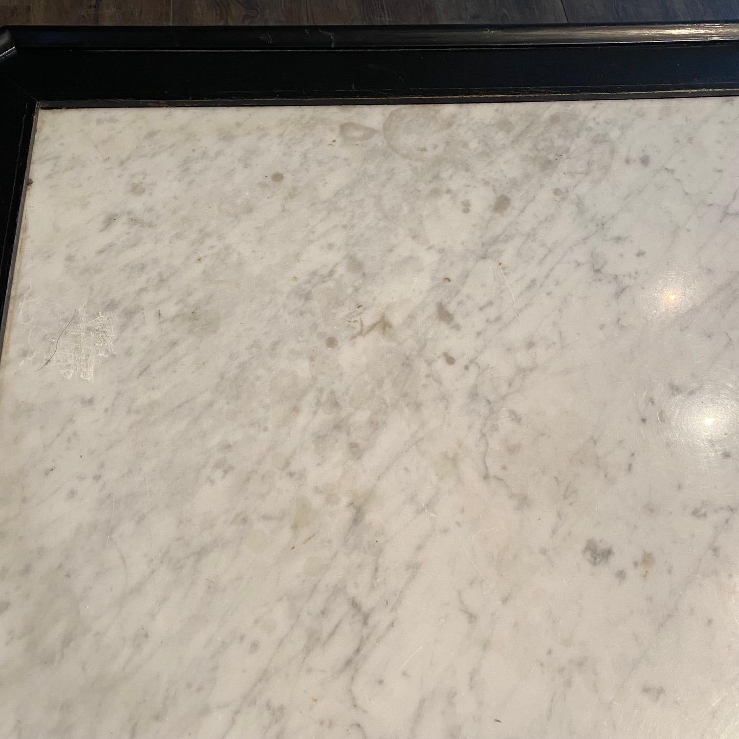 Table basse néoclassique française à plateau en marbre de Carrare noir ébonisé Bon état - En vente à Hopewell, NJ