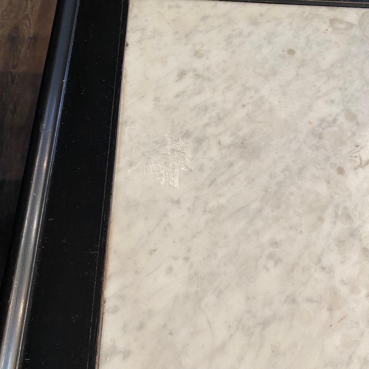 20ième siècle Table basse néoclassique française à plateau en marbre de Carrare noir ébonisé en vente