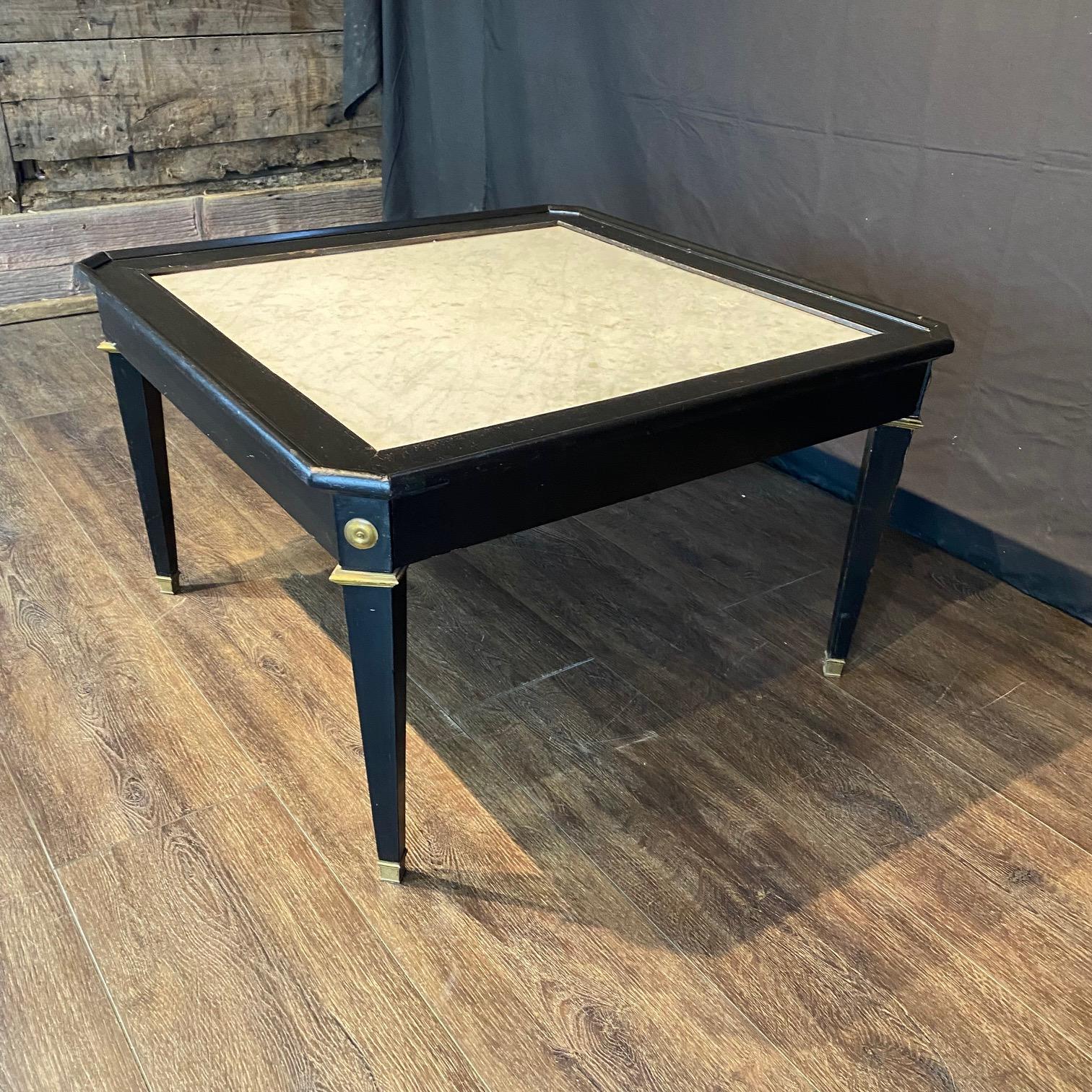 Table basse néoclassique française à plateau en marbre de Carrare noir ébonisé en vente 1
