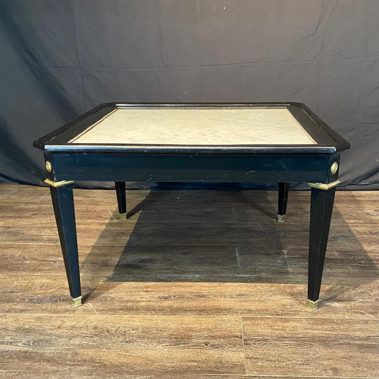 Table basse néoclassique française à plateau en marbre de Carrare noir ébonisé en vente 2