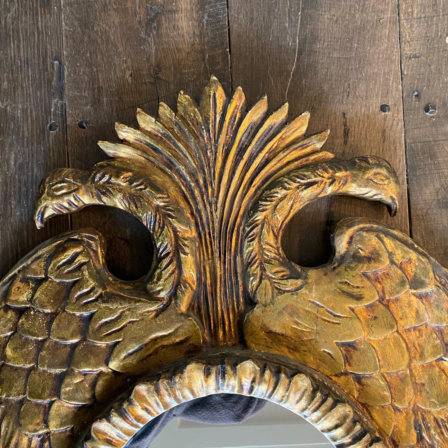 Néoclassique  Miroir d'aigle à double tête néoclassique français en bois doré sculpté avec ailes en vente