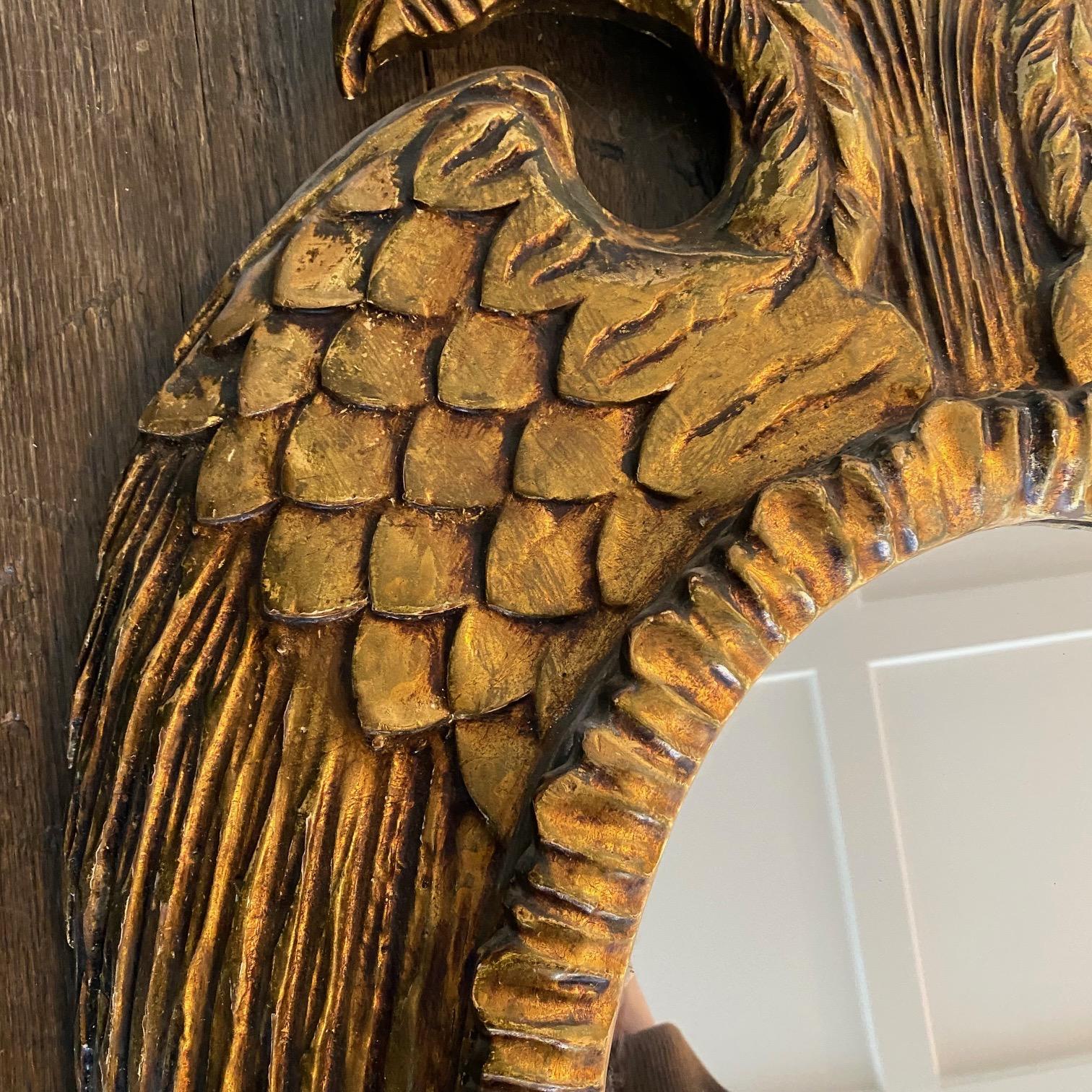  Miroir d'aigle à double tête néoclassique français en bois doré sculpté avec ailes Bon état - En vente à Hopewell, NJ