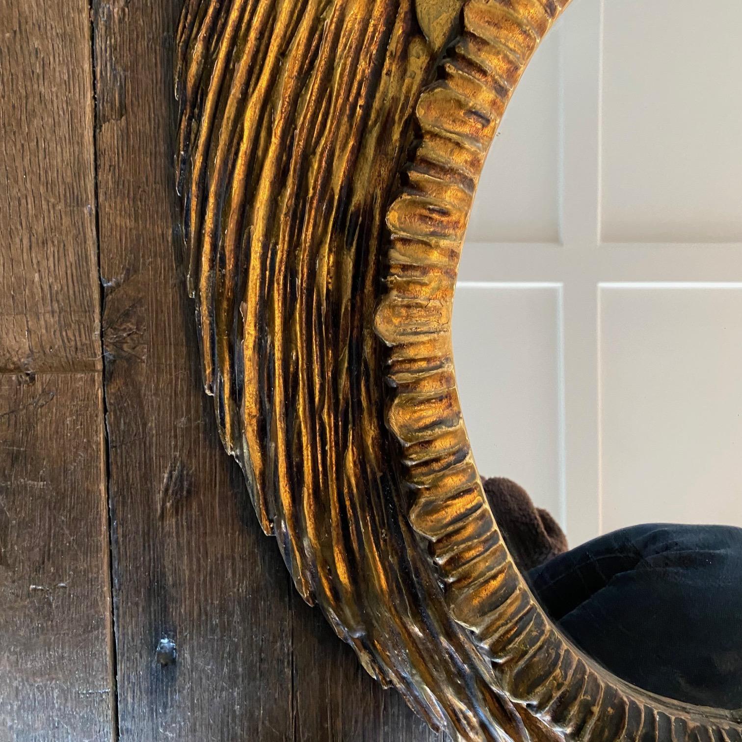 20ième siècle  Miroir d'aigle à double tête néoclassique français en bois doré sculpté avec ailes en vente