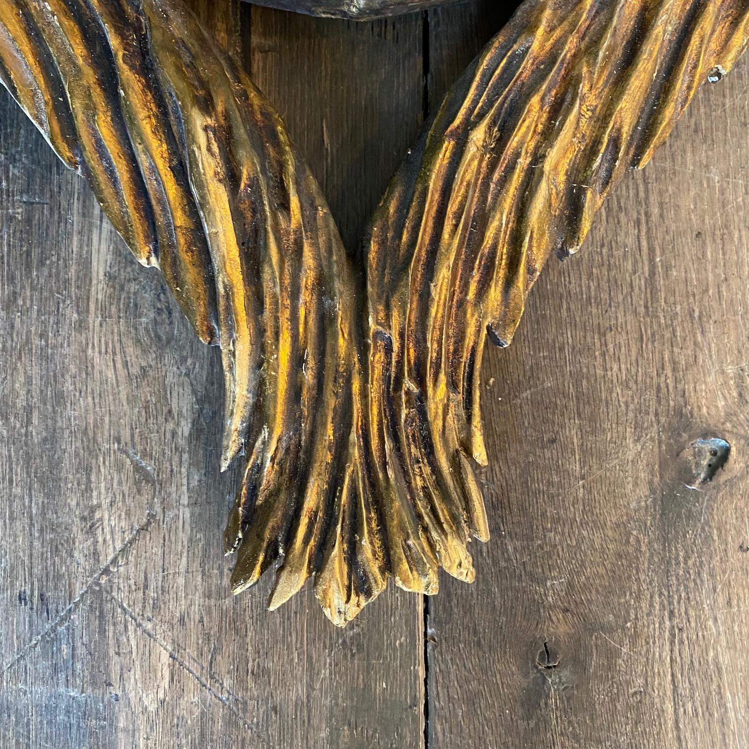  Miroir d'aigle à double tête néoclassique français en bois doré sculpté avec ailes en vente 1