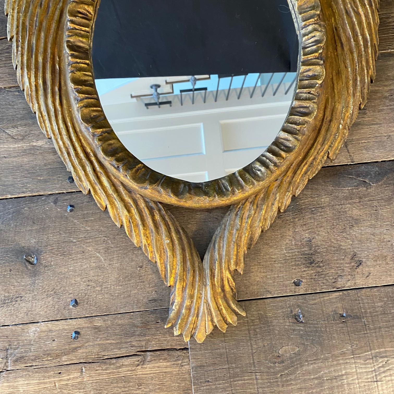 XX secolo Specchio neoclassico francese in legno dorato intagliato con doppia testa e ali dell'aquila in vendita
