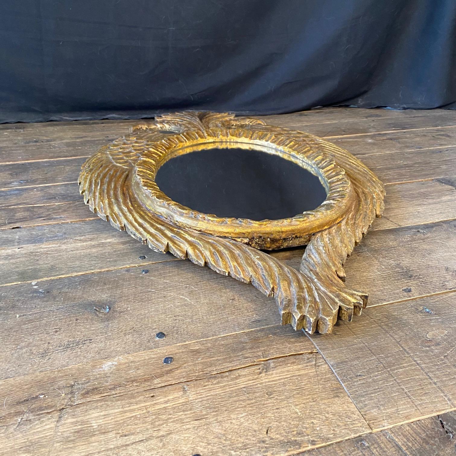 Specchio neoclassico francese in legno dorato intagliato con doppia testa e ali dell'aquila in vendita 1