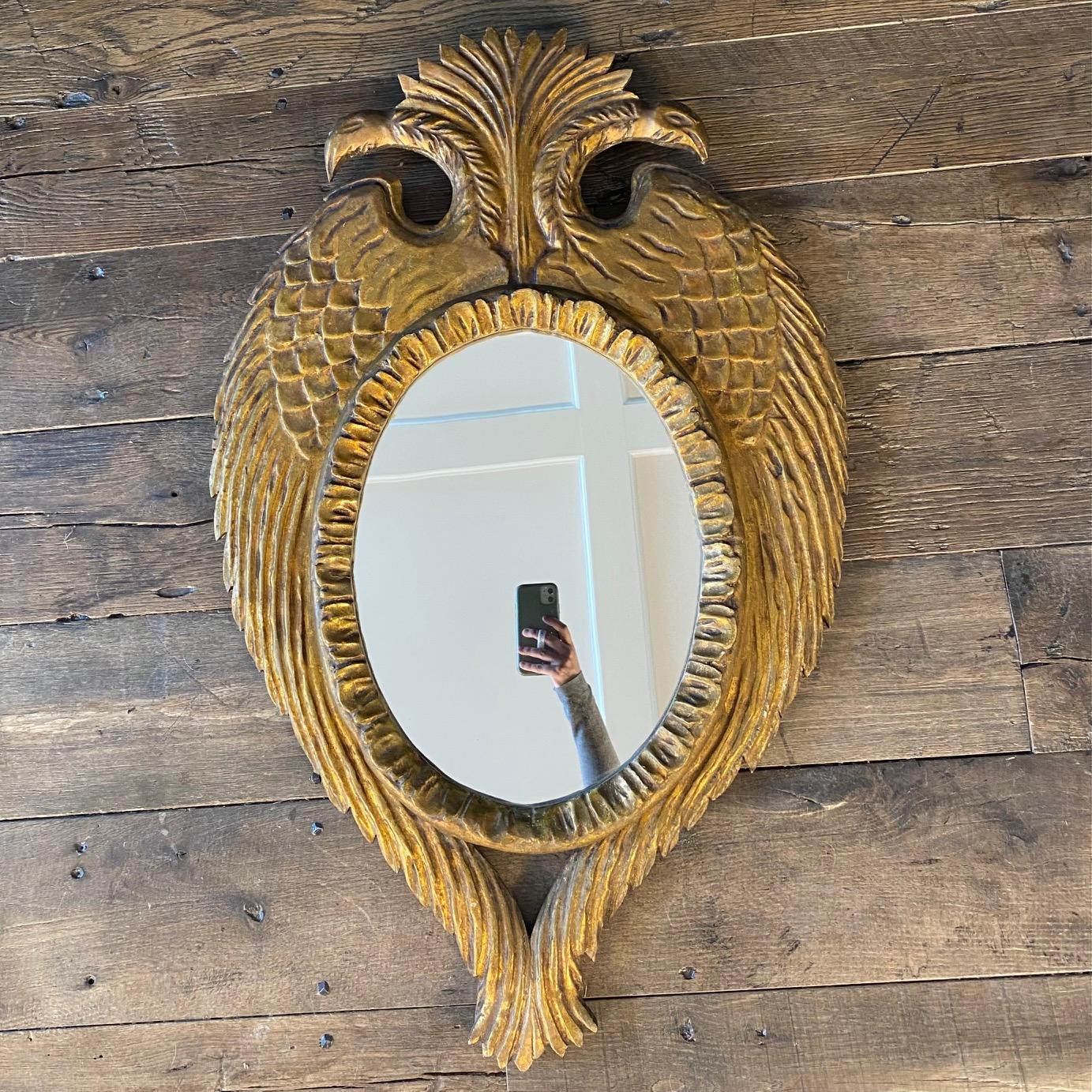 Specchio neoclassico francese in legno dorato intagliato con doppia testa e ali dell'aquila in vendita 3