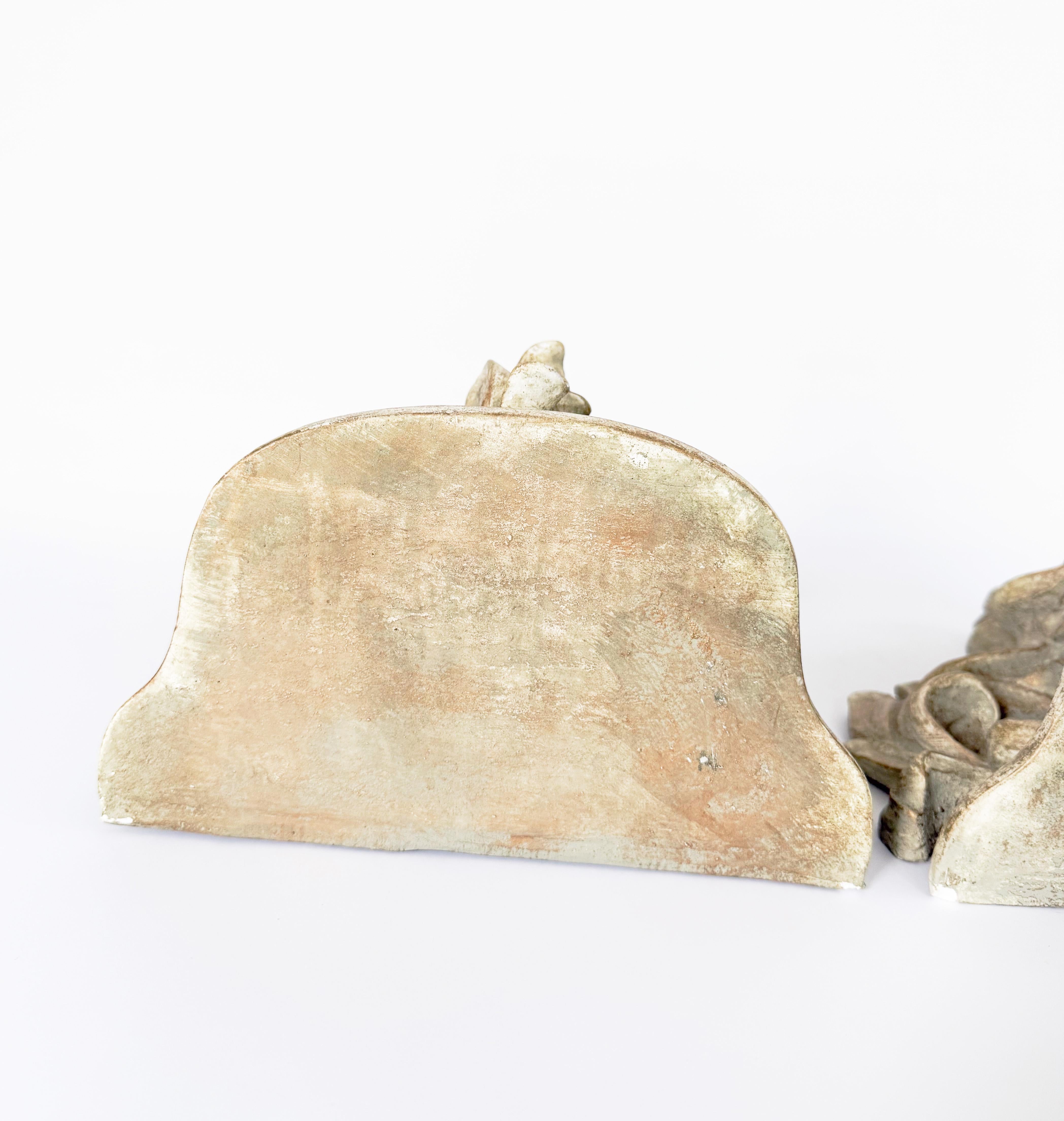 Mensole da parete da giardino neoclassiche francesi in pietra fusa in vendita 1