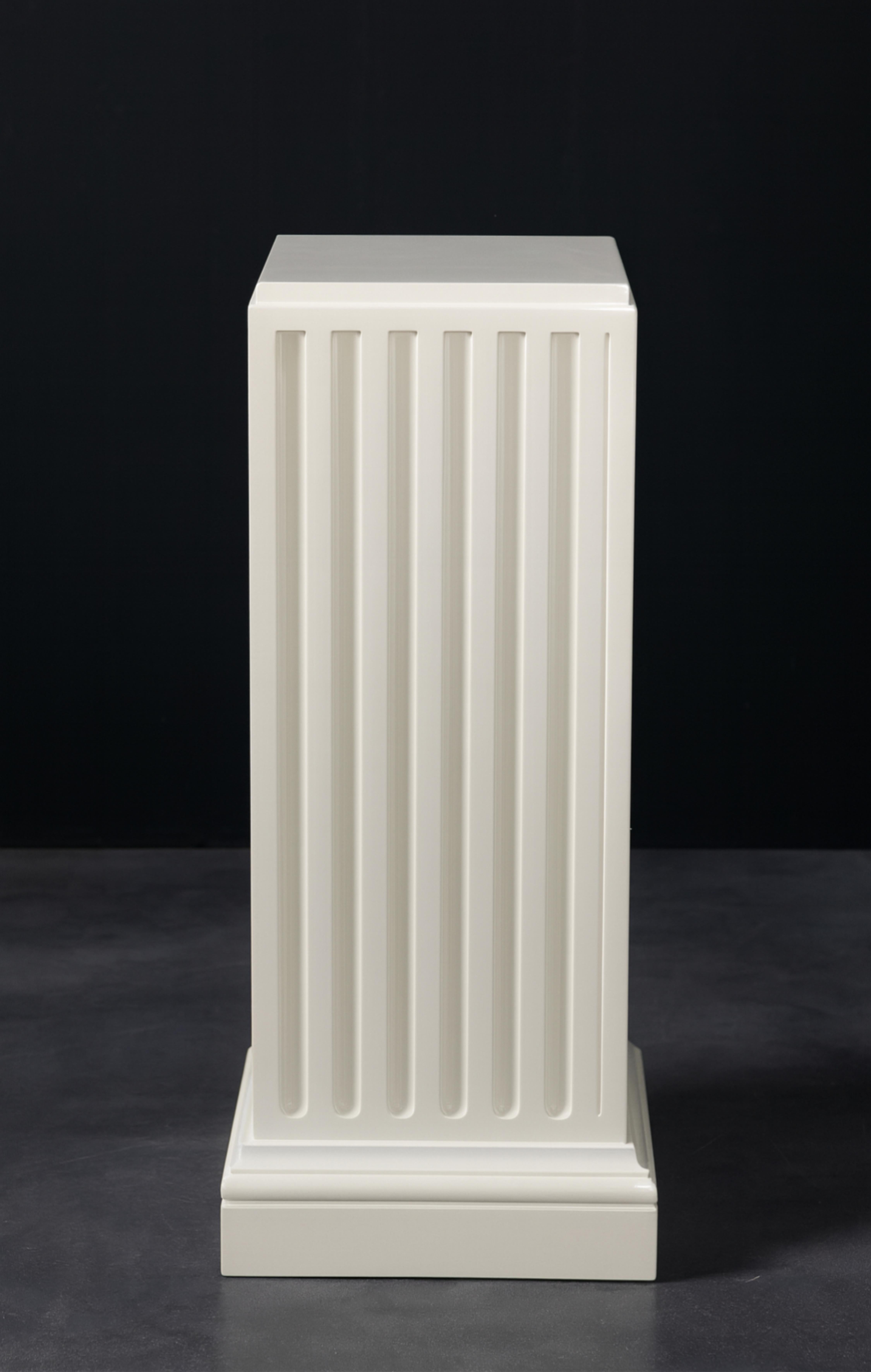 French Neoclassical Chestnut Off White Lacquer Columnn Pedestal For Sale 3