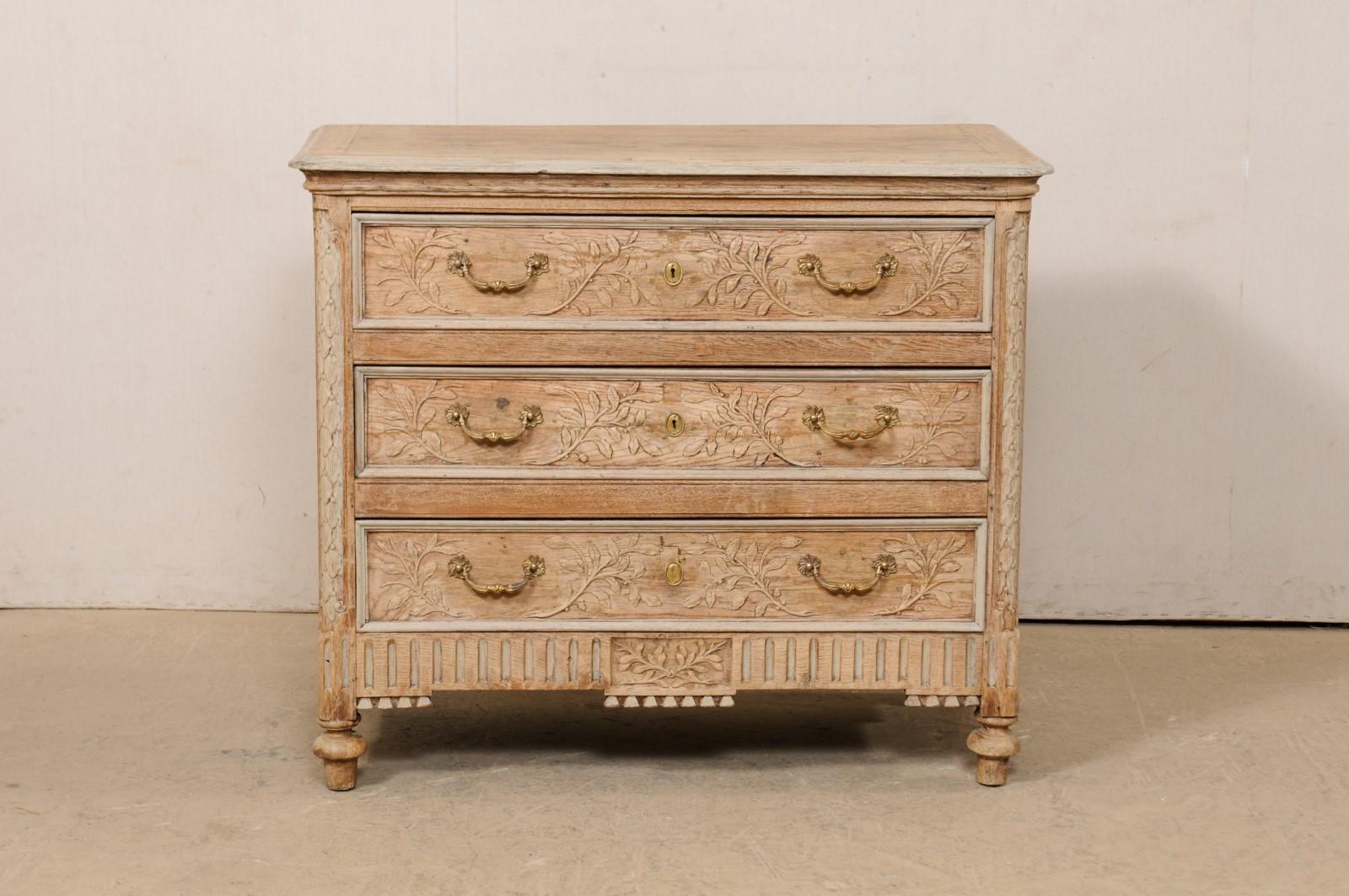 French Neoclassical Commode Adorn W/Foliage & Fluted Carvings, Early 19th C In Good Condition In Atlanta, GA
