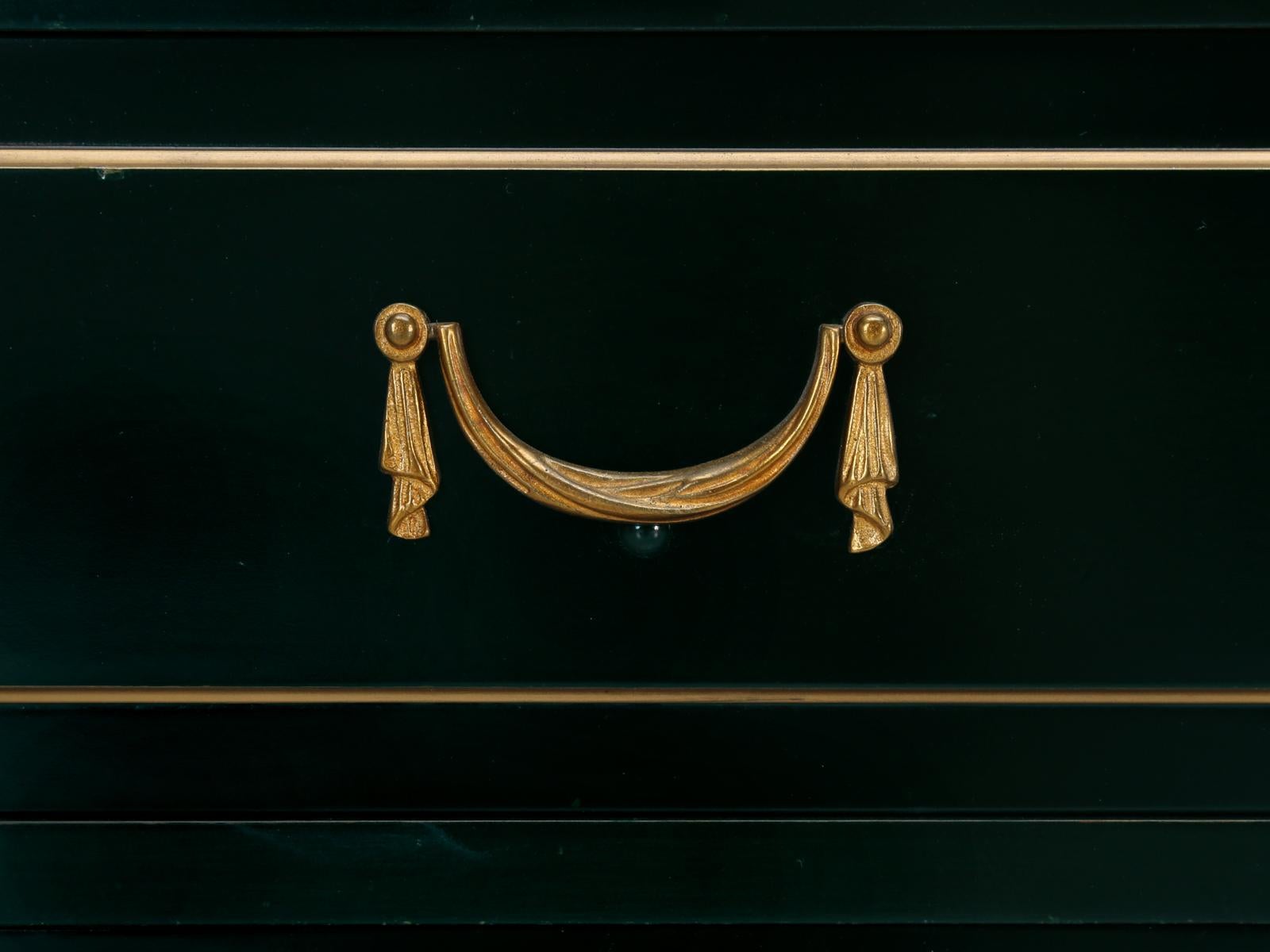Commode de style néoclassique français signée par Maurice Hirsh en laque vert foncé 1