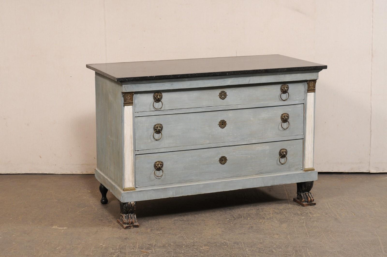 Cassettone neoclassico francese a tre cassetti con piano in marmo del XIX secolo. Questa antica commode francese presenta un piano in marmo nero di forma rettangolare, sopra una cassa che ospita tre cassetti graduati di dimensioni reali, affiancati