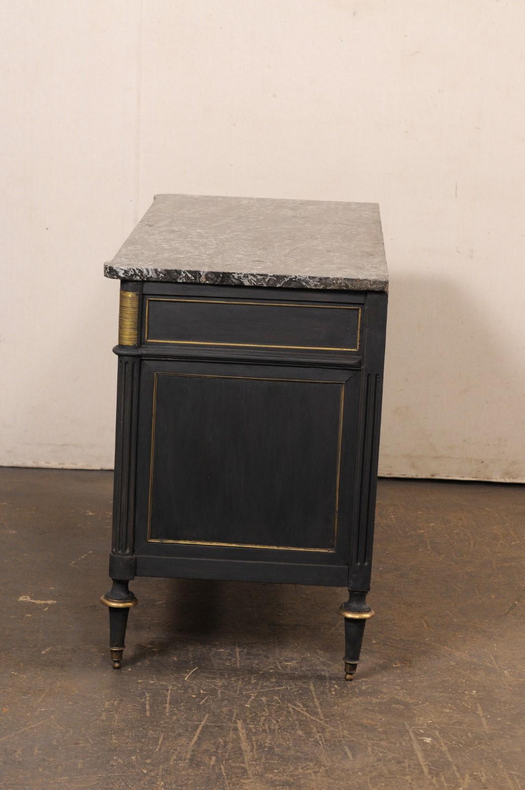 Commodo neoclassico francese con piano in marmo e accenti in ottone, blu notte personalizzato in vendita 3