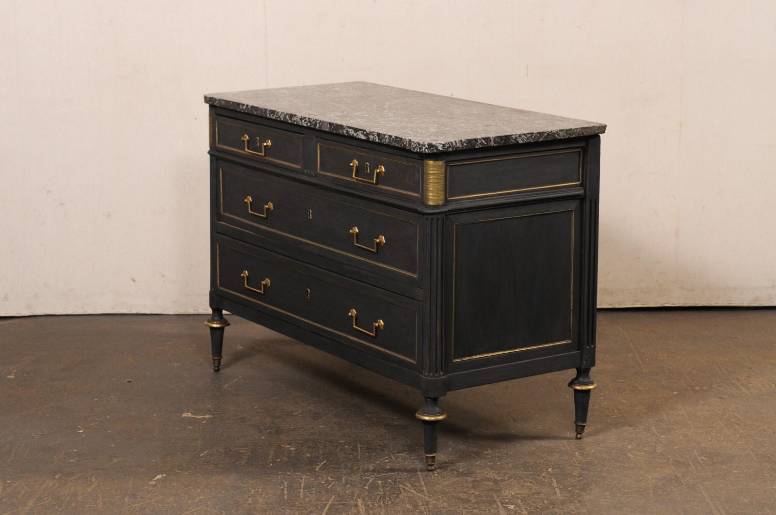 Commodo neoclassico francese con piano in marmo e accenti in ottone, blu notte personalizzato in vendita 4