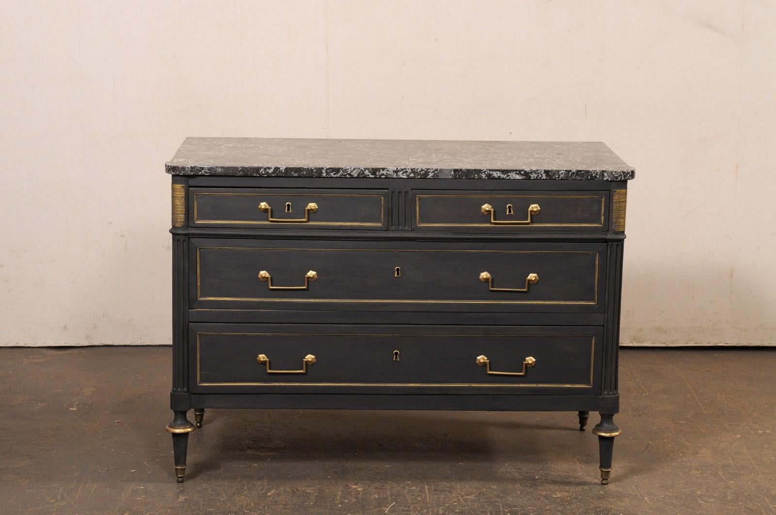 Commodo neoclassico francese con piano in marmo e accenti in ottone, blu notte personalizzato in vendita 5