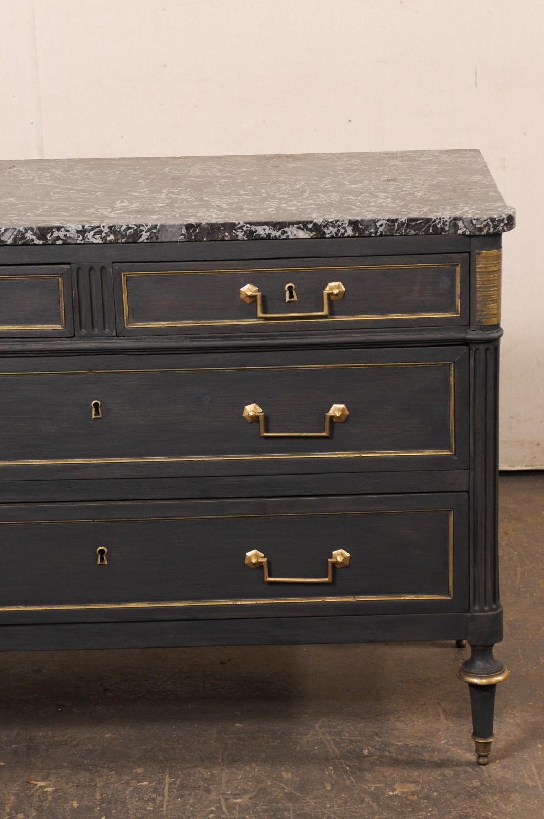 Commodo neoclassico francese con piano in marmo e accenti in ottone, blu notte personalizzato in vendita 6