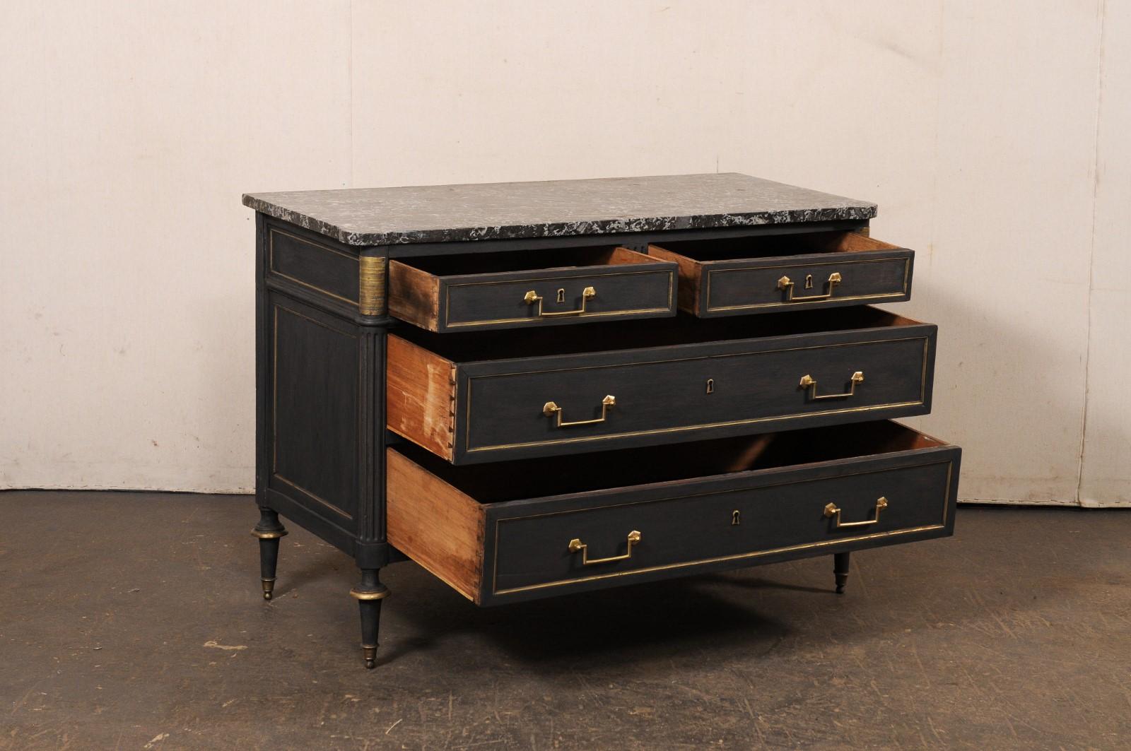 Neoclassico Commodo neoclassico francese con piano in marmo e accenti in ottone, blu notte personalizzato in vendita