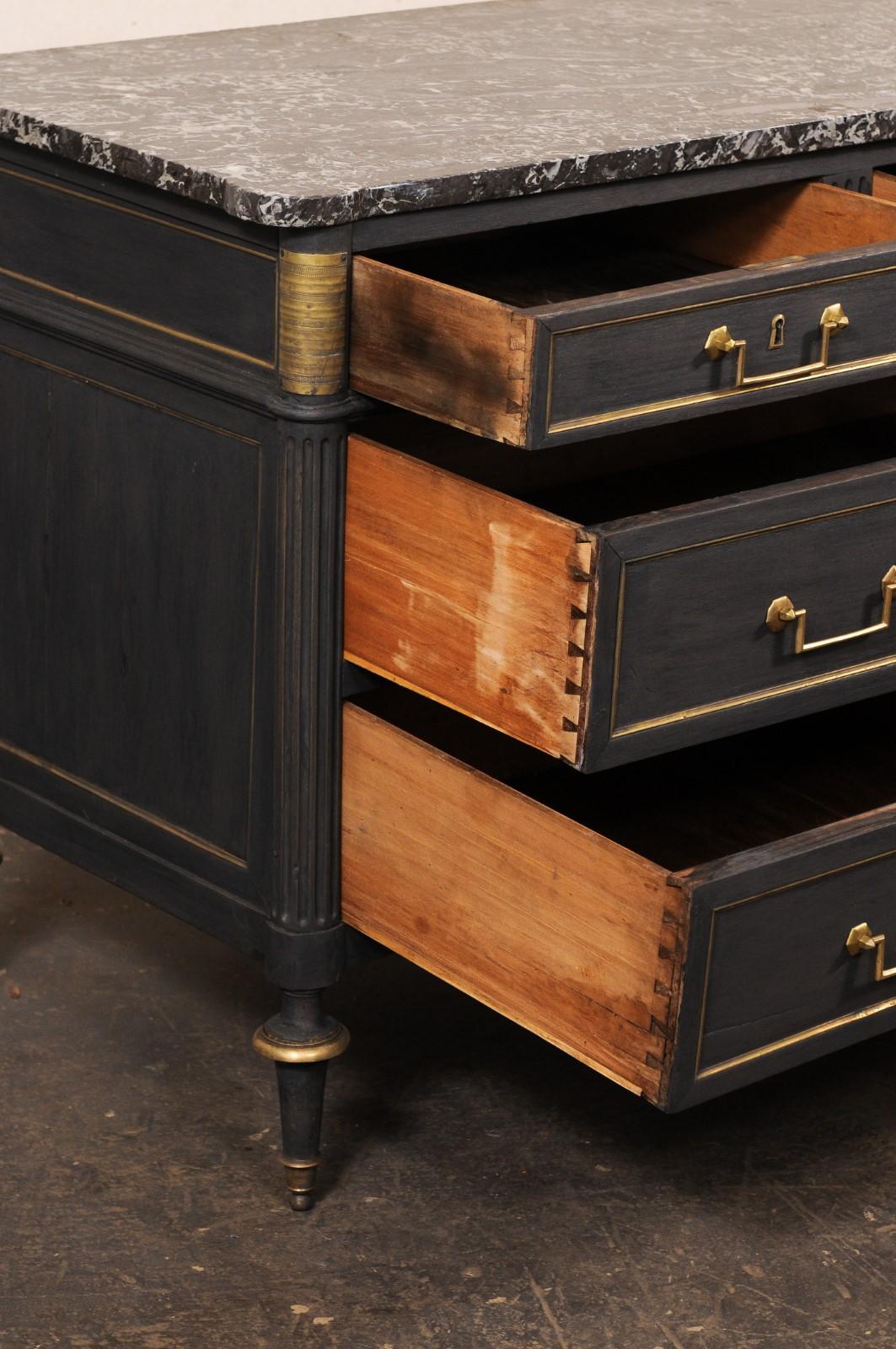 Francese Commodo neoclassico francese con piano in marmo e accenti in ottone, blu notte personalizzato in vendita