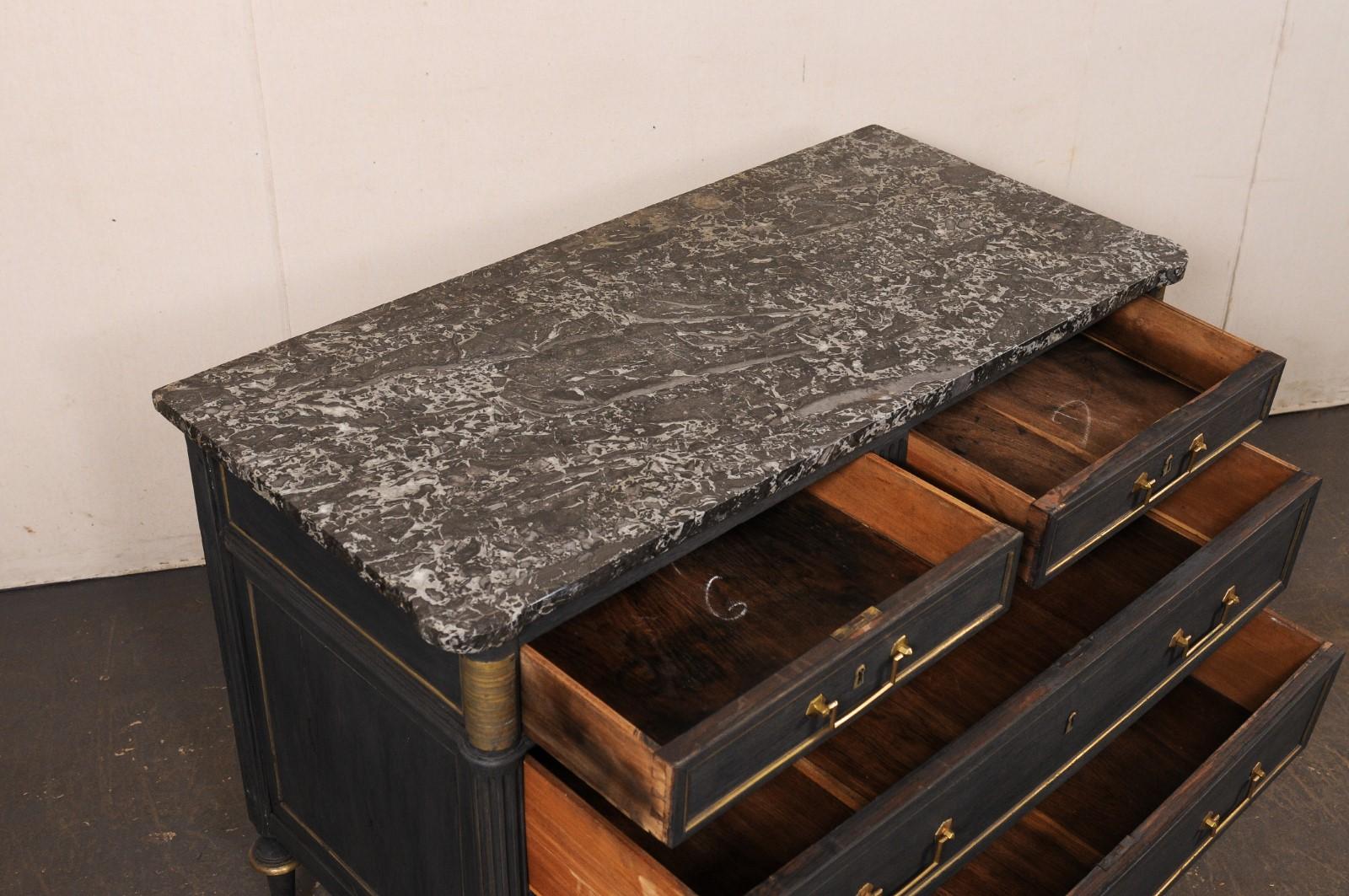 Commodo neoclassico francese con piano in marmo e accenti in ottone, blu notte personalizzato In condizioni buone in vendita a Atlanta, GA
