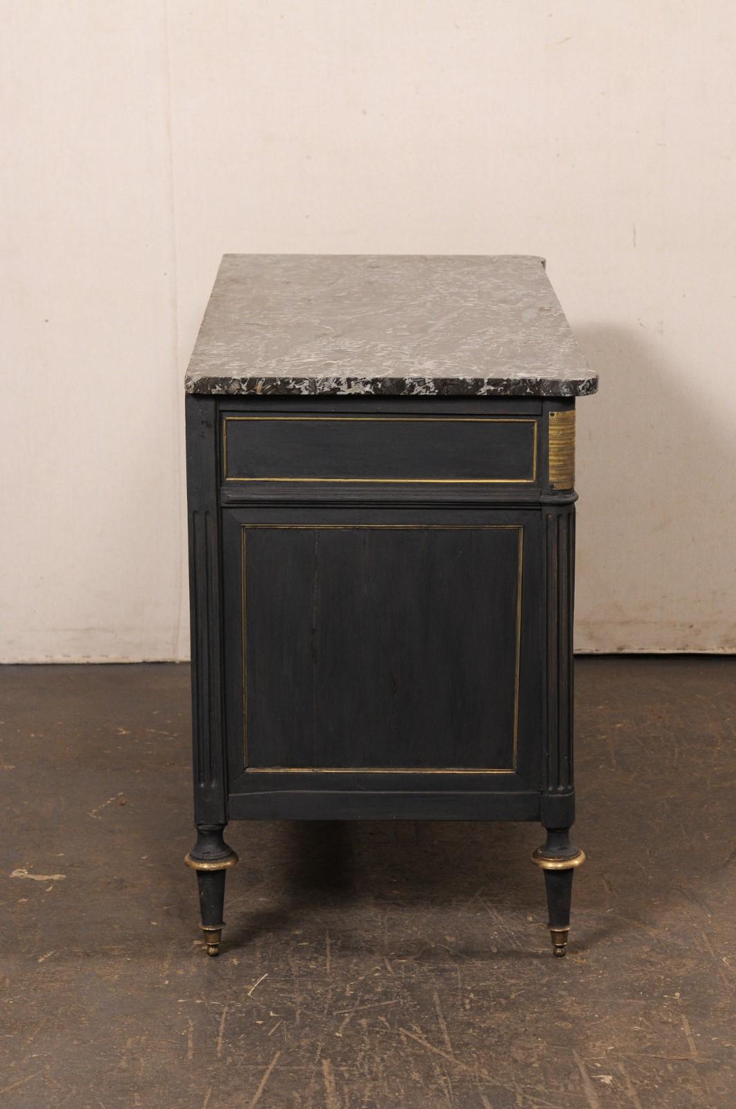 XIX secolo Commodo neoclassico francese con piano in marmo e accenti in ottone, blu notte personalizzato in vendita