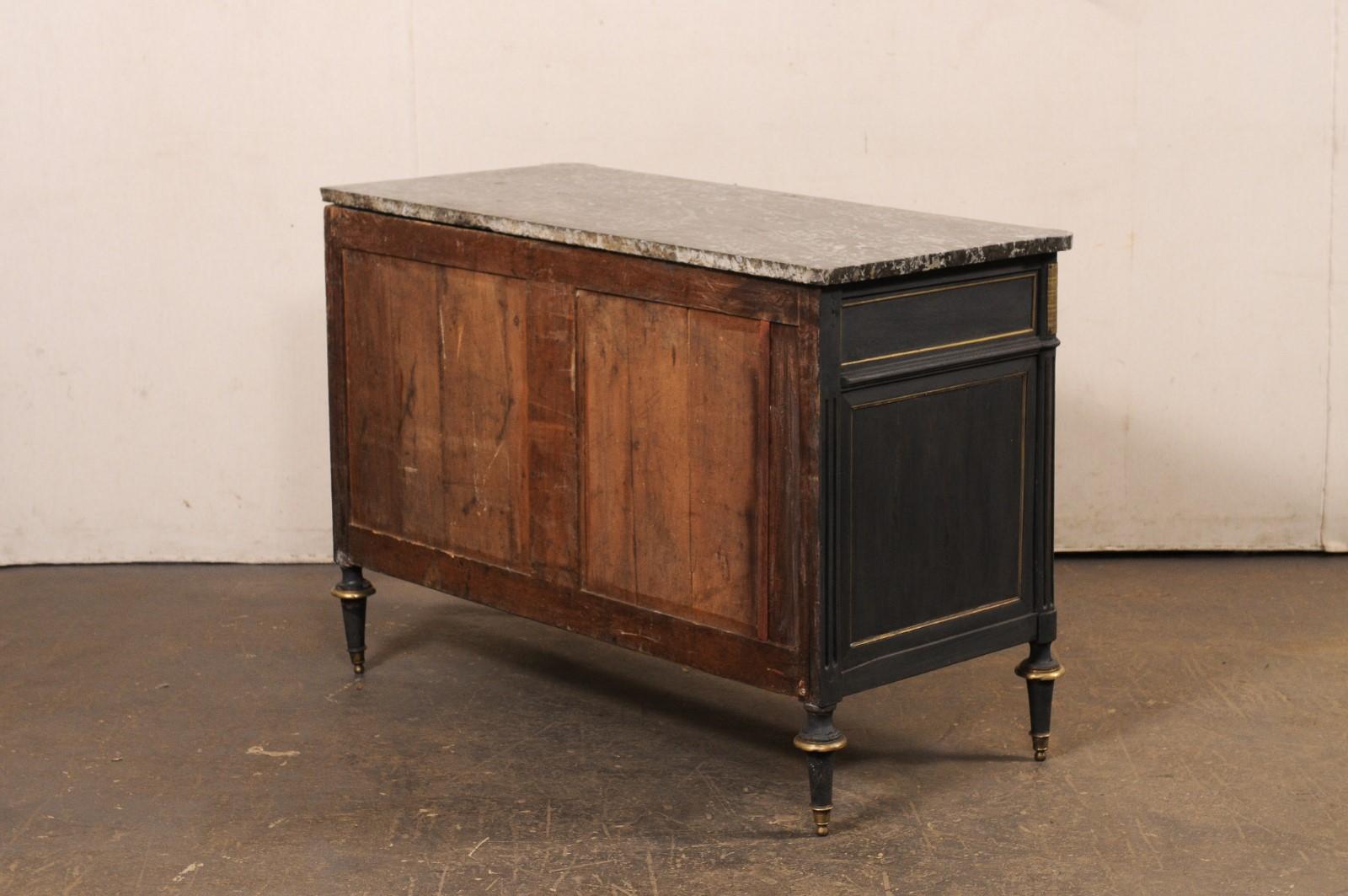 Legno Commodo neoclassico francese con piano in marmo e accenti in ottone, blu notte personalizzato in vendita