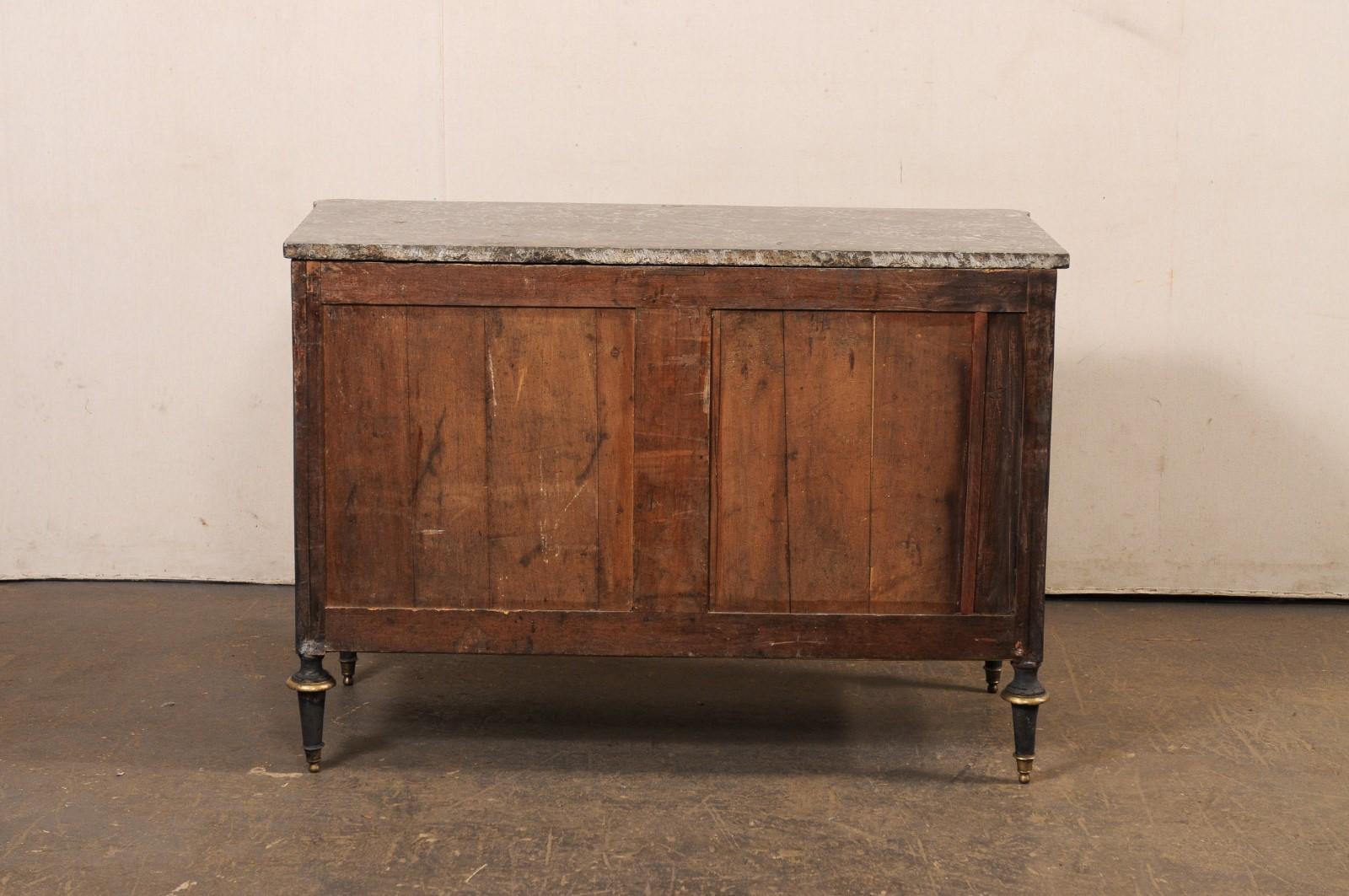 Commodo neoclassico francese con piano in marmo e accenti in ottone, blu notte personalizzato in vendita 1