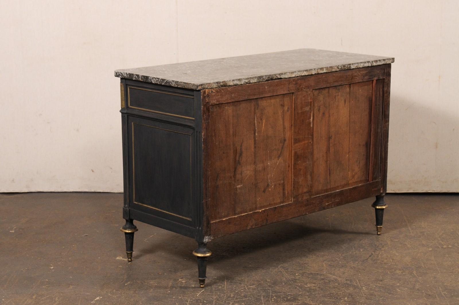 Commodo neoclassico francese con piano in marmo e accenti in ottone, blu notte personalizzato in vendita 2