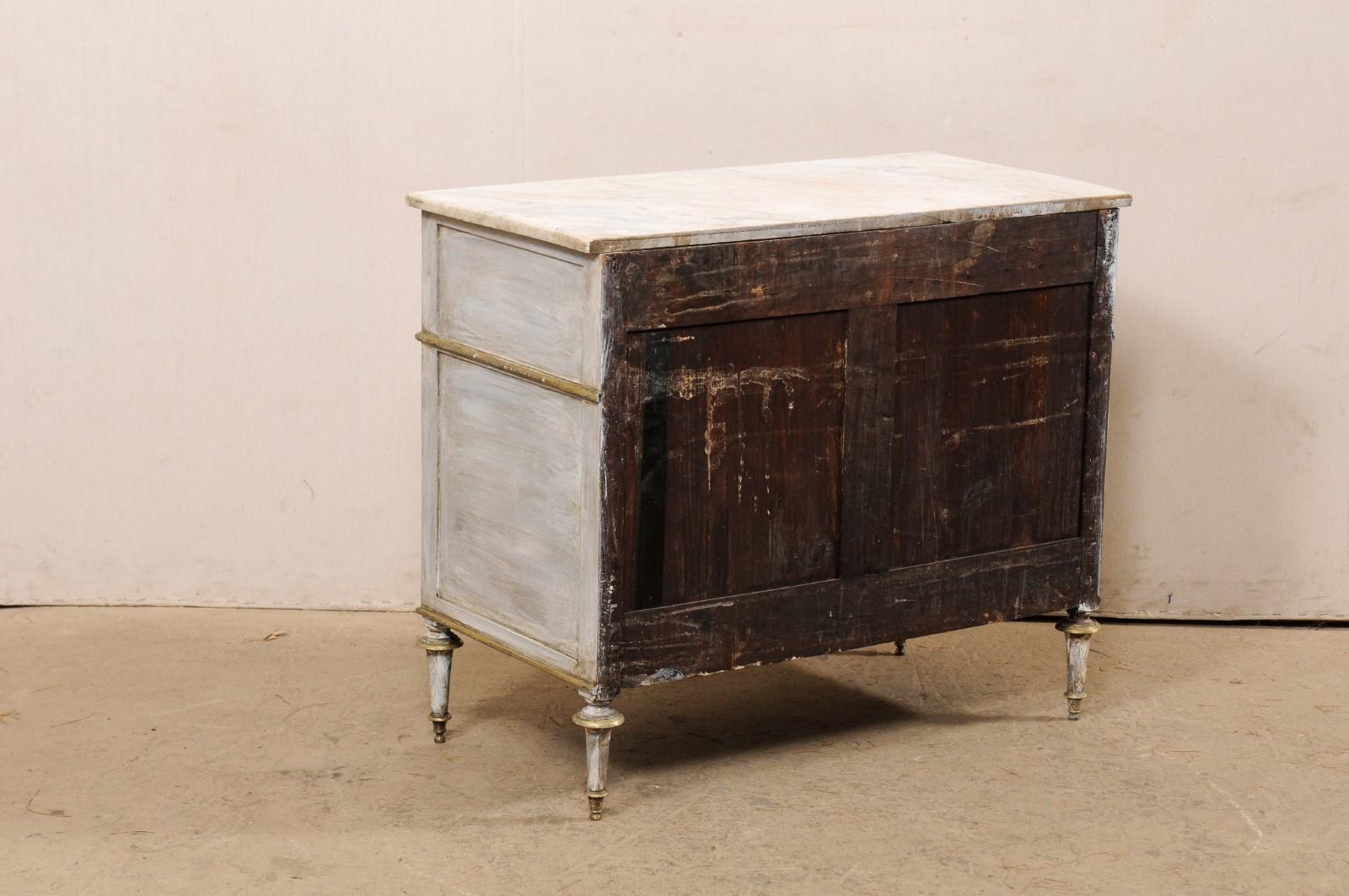 Commode neoclassica francese con piano in marmo e accenti in ottone, inizio XIX secolo. in vendita 4