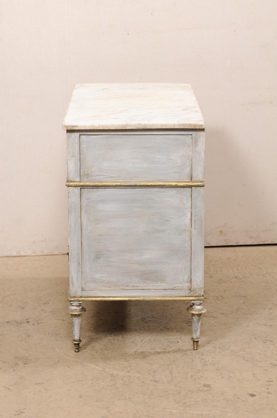Commode neoclassica francese con piano in marmo e accenti in ottone, inizio XIX secolo. in vendita 5
