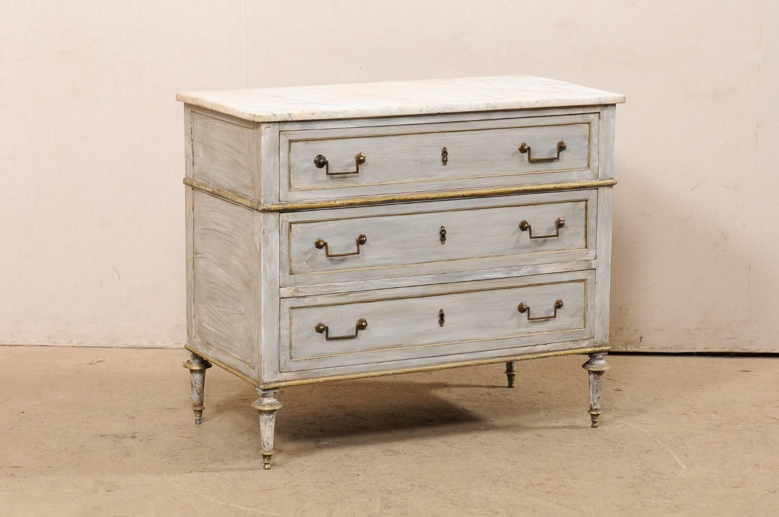 Cassapanca francese neoclassica in legno dipinto, con piano in marmo originale, risalente agli inizi del XIX secolo. Questo antico cassettone francese presenta il suo piano originale in marmo bianco, che poggia su una cassa neoclassica dotata di tre