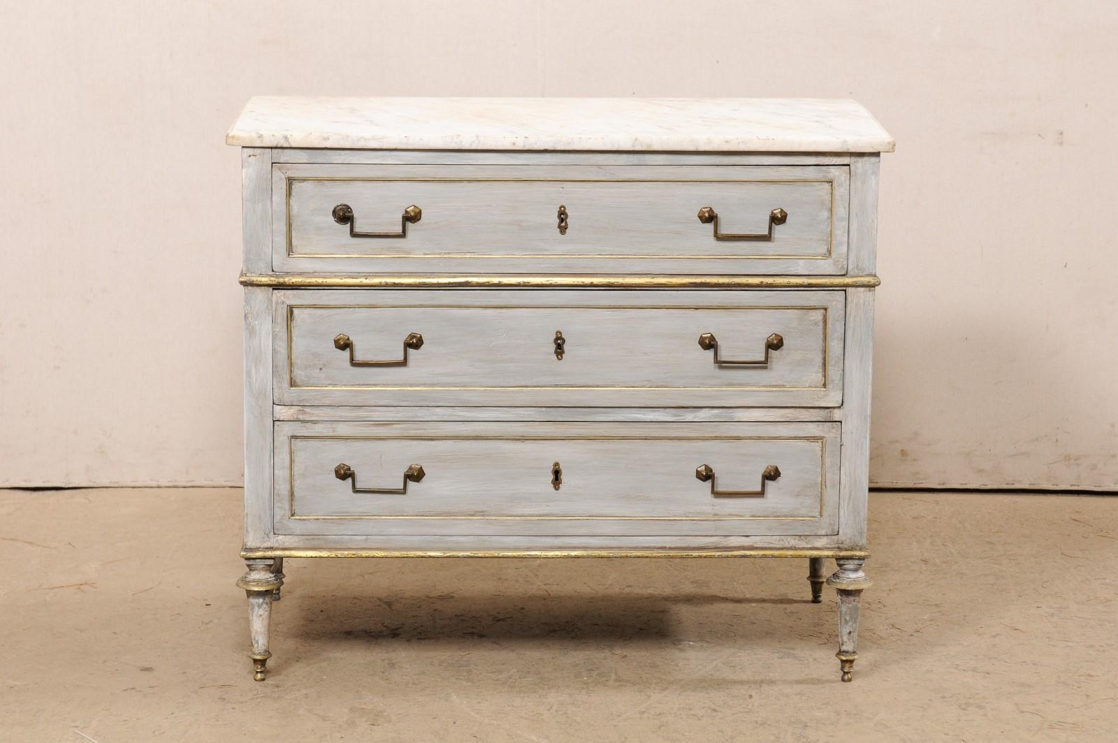 Neoclassico Commode neoclassica francese con piano in marmo e accenti in ottone, inizio XIX secolo. in vendita
