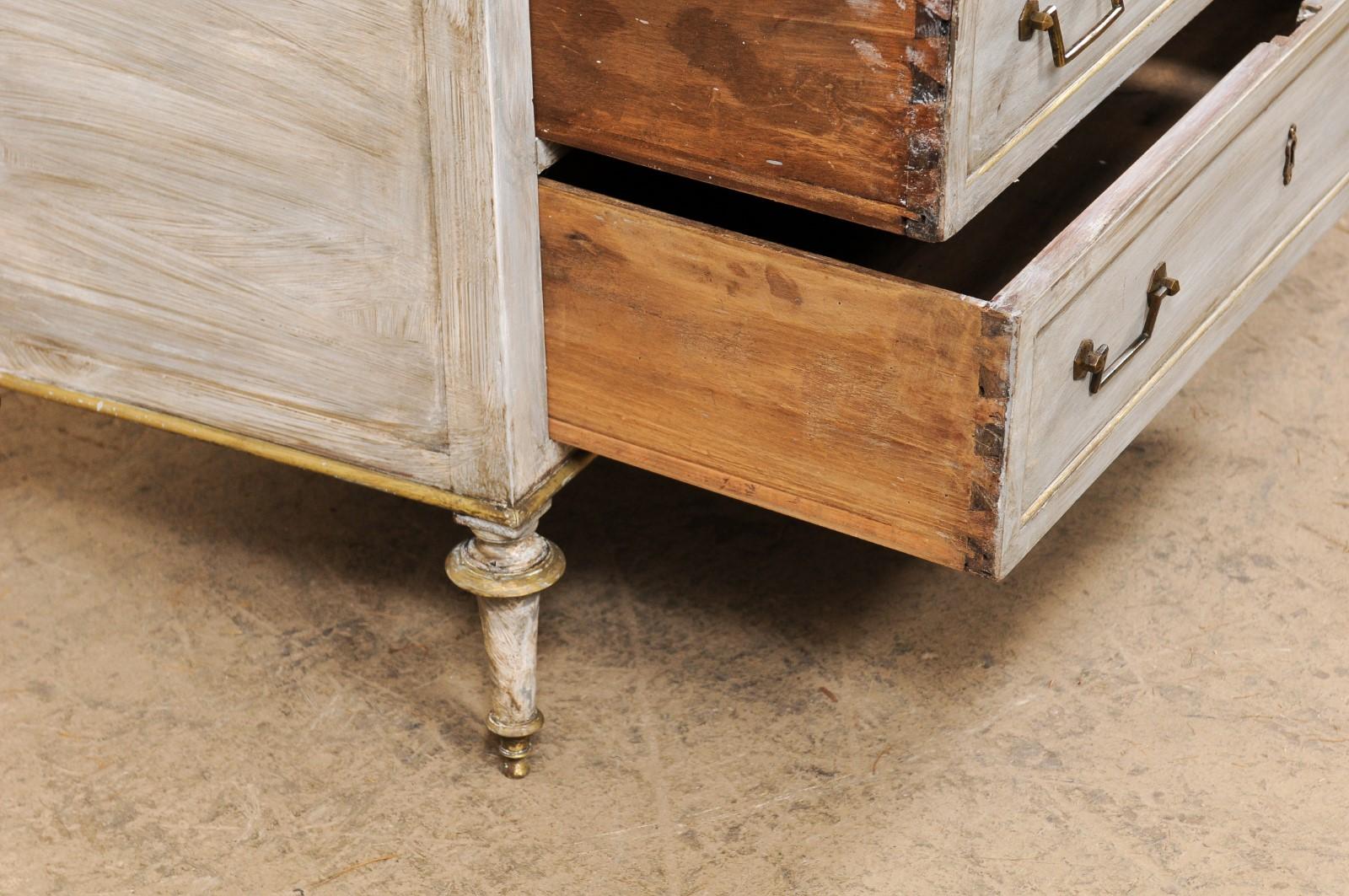 Commode neoclassica francese con piano in marmo e accenti in ottone, inizio XIX secolo. In condizioni buone in vendita a Atlanta, GA