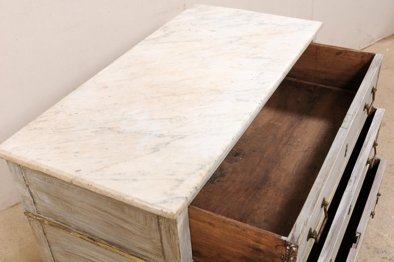 Marmo Commode neoclassica francese con piano in marmo e accenti in ottone, inizio XIX secolo. in vendita