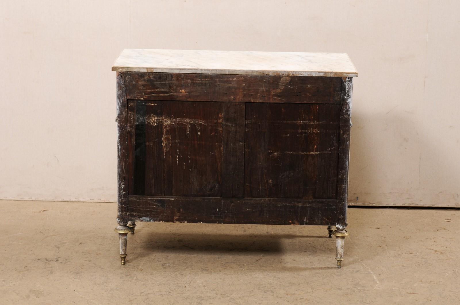 Commode neoclassica francese con piano in marmo e accenti in ottone, inizio XIX secolo. in vendita 3