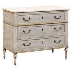 Commode néoclassique française du début du XIXe siècle avec plateau en marbre et touches de laiton