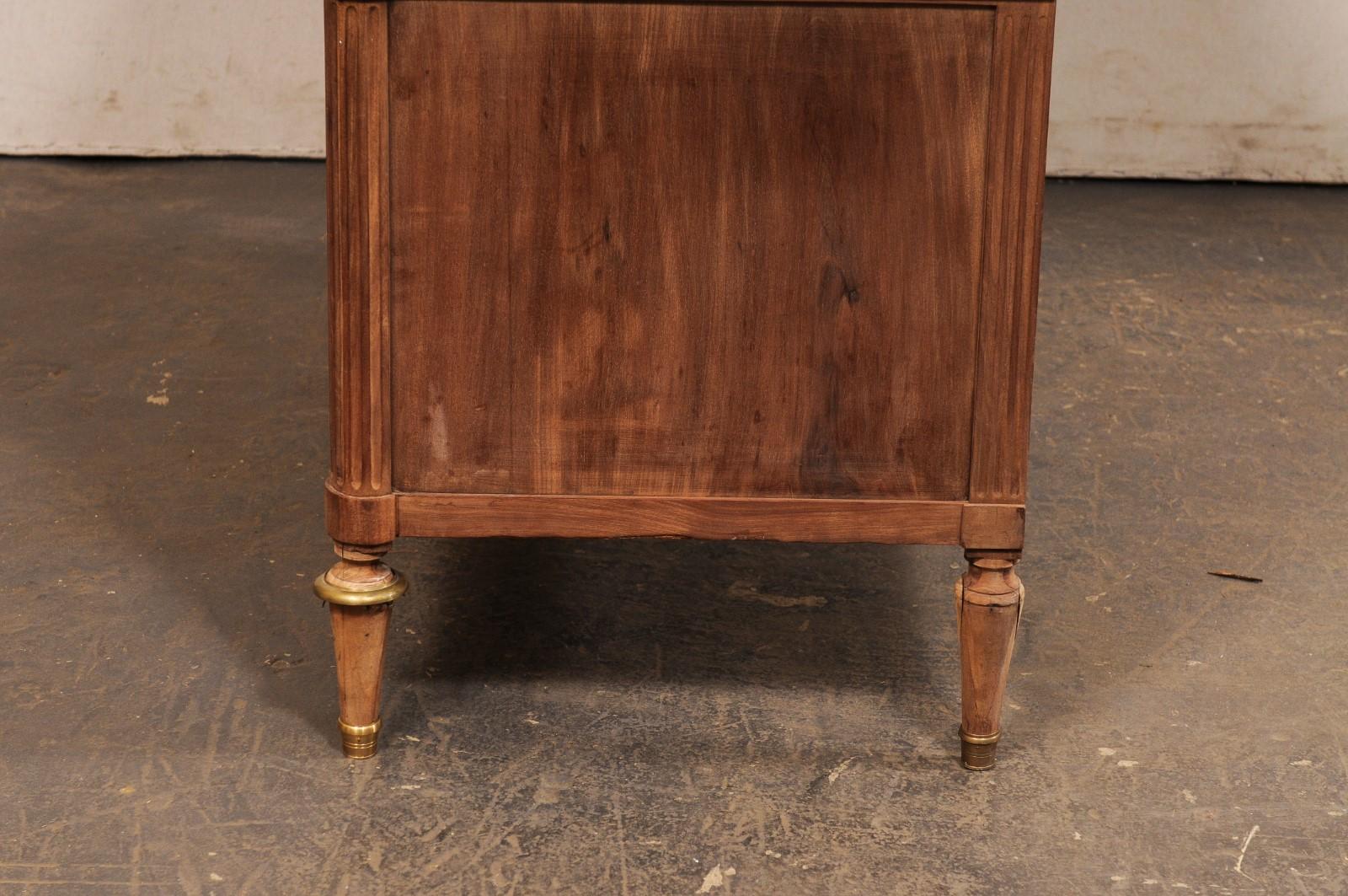 Commode neoclassico francese con piano in marmo, accenti in ottone e ferramenta a testa di leone in vendita 3