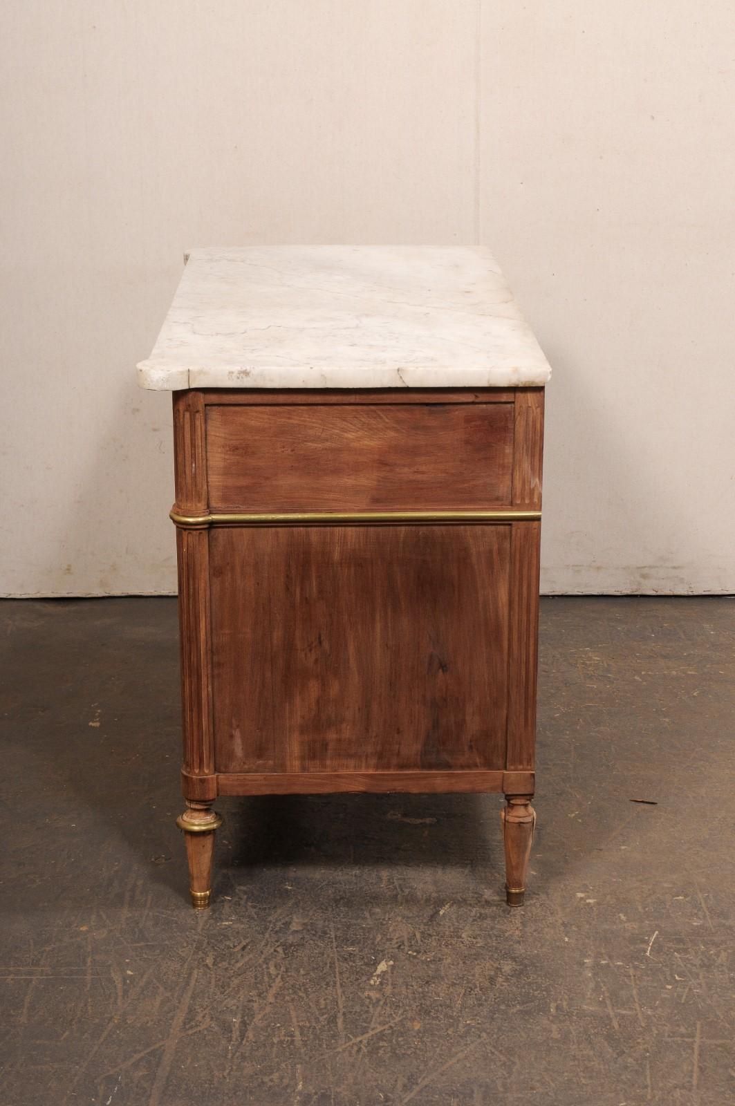 Commode neoclassico francese con piano in marmo, accenti in ottone e ferramenta a testa di leone in vendita 4