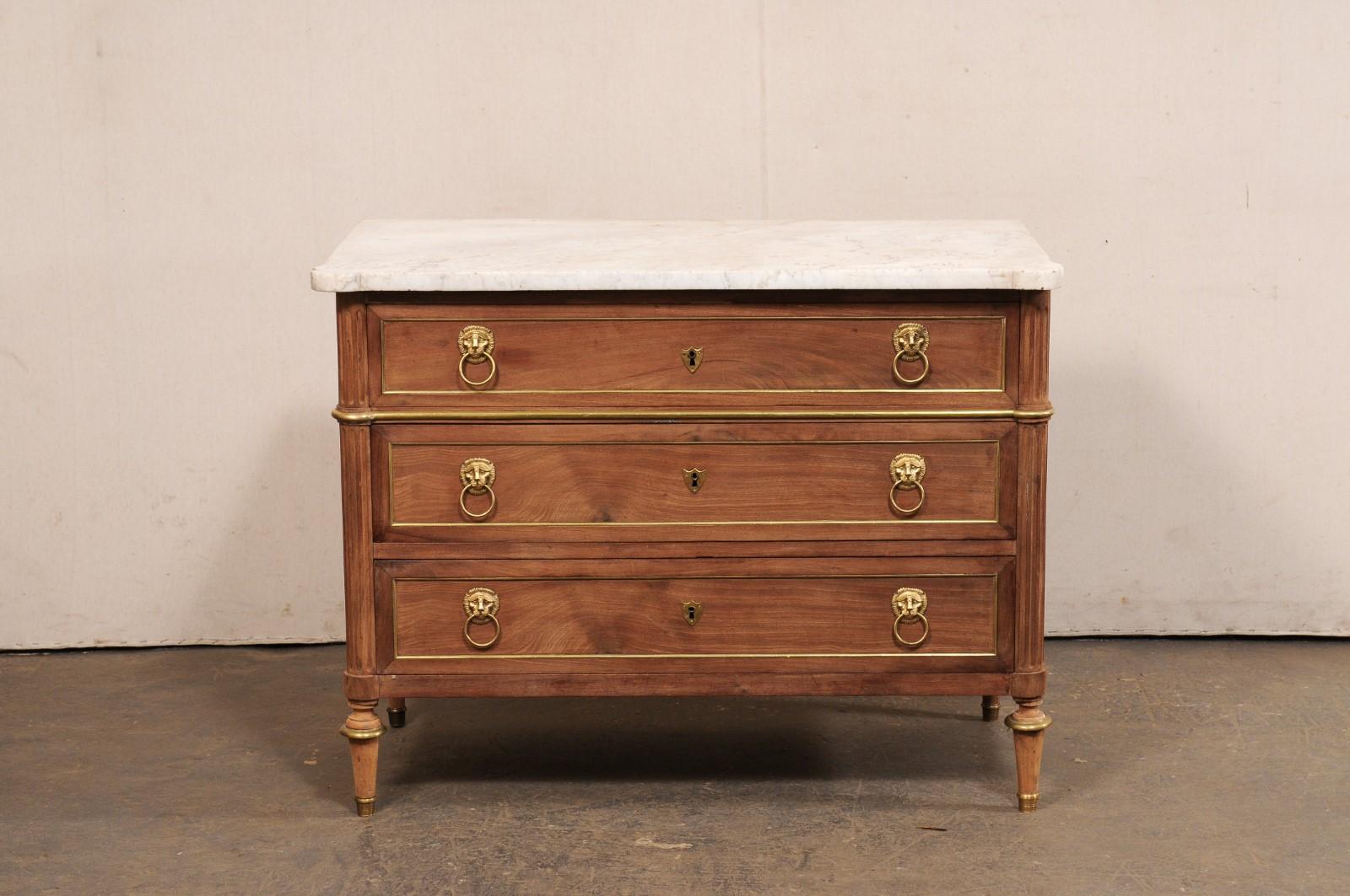 Commode neoclassico francese con piano in marmo, accenti in ottone e ferramenta a testa di leone in vendita 5