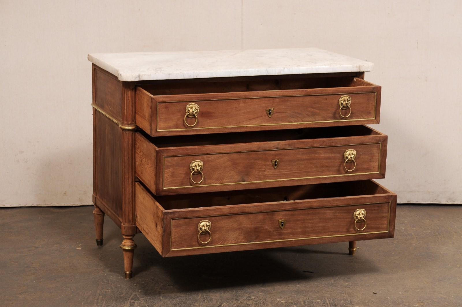 Neoclassico Commode neoclassico francese con piano in marmo, accenti in ottone e ferramenta a testa di leone in vendita