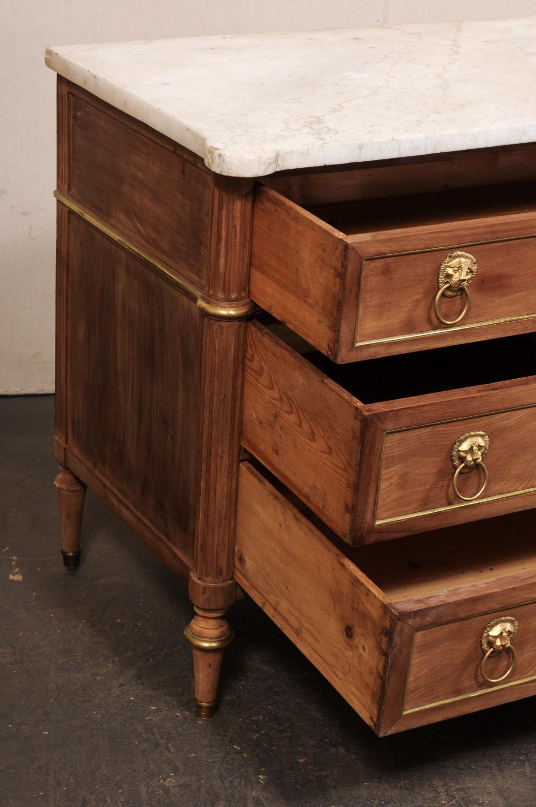 Francese Commode neoclassico francese con piano in marmo, accenti in ottone e ferramenta a testa di leone in vendita