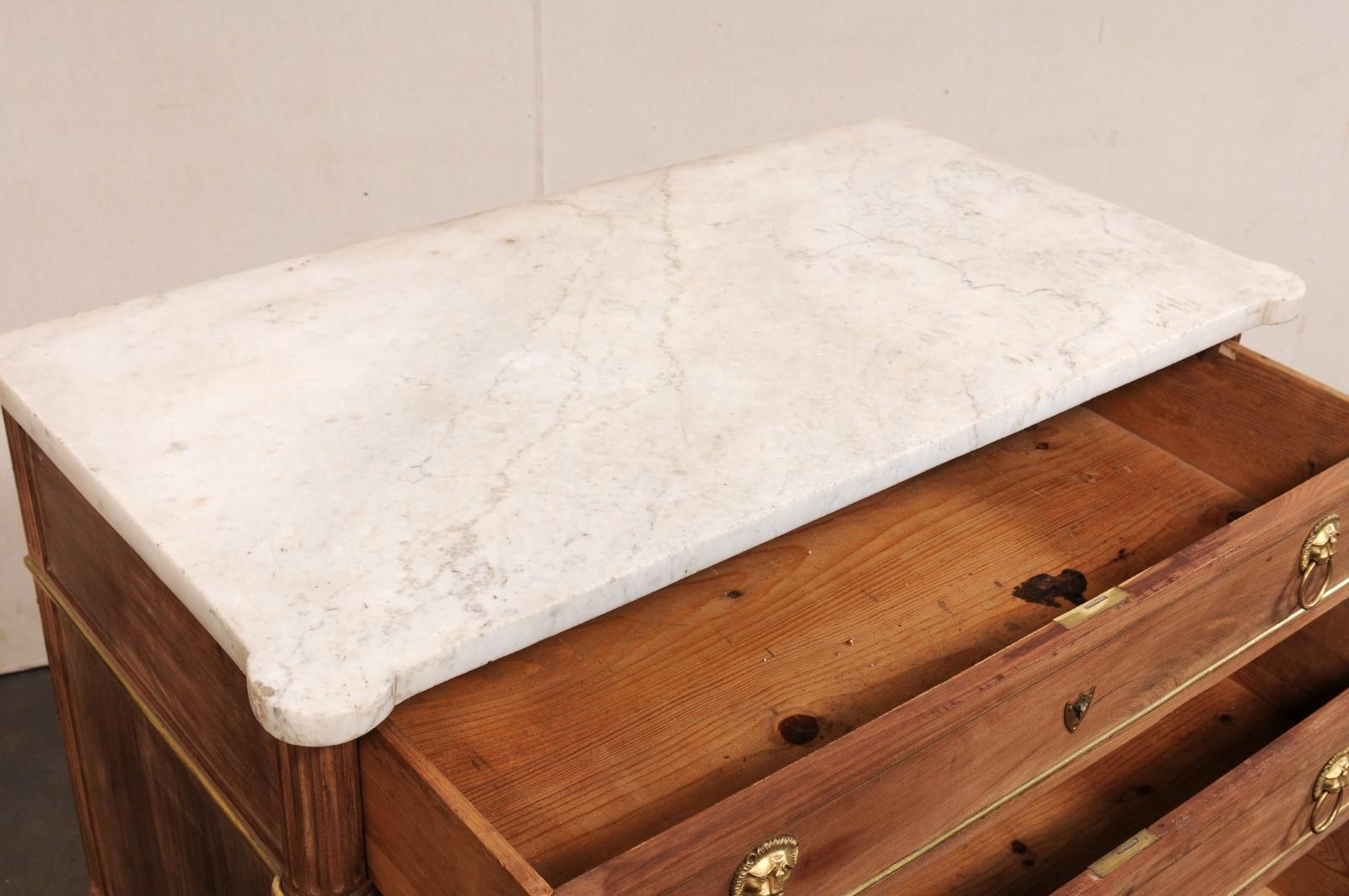 Commode neoclassico francese con piano in marmo, accenti in ottone e ferramenta a testa di leone In condizioni buone in vendita a Atlanta, GA