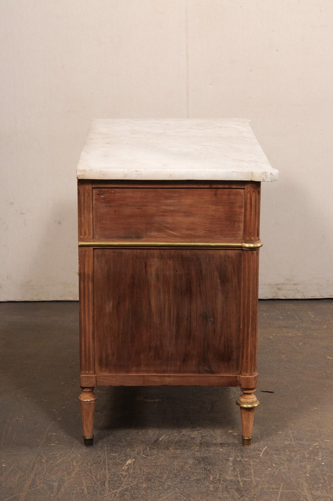 XIX secolo Commode neoclassico francese con piano in marmo, accenti in ottone e ferramenta a testa di leone in vendita