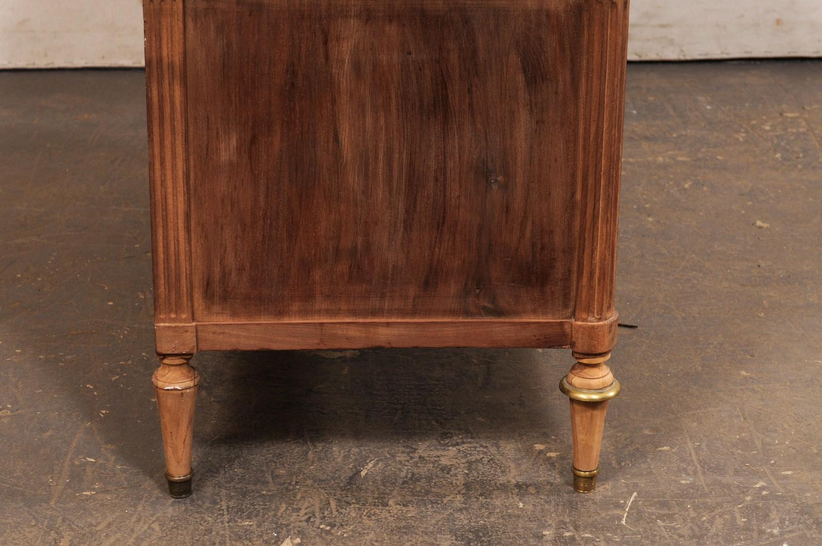 Marmo Commode neoclassico francese con piano in marmo, accenti in ottone e ferramenta a testa di leone in vendita