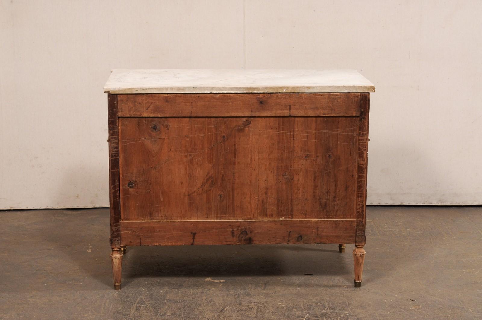 Commode neoclassico francese con piano in marmo, accenti in ottone e ferramenta a testa di leone in vendita 1