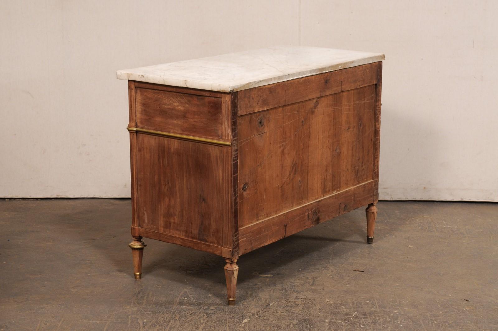 Commode neoclassico francese con piano in marmo, accenti in ottone e ferramenta a testa di leone in vendita 2