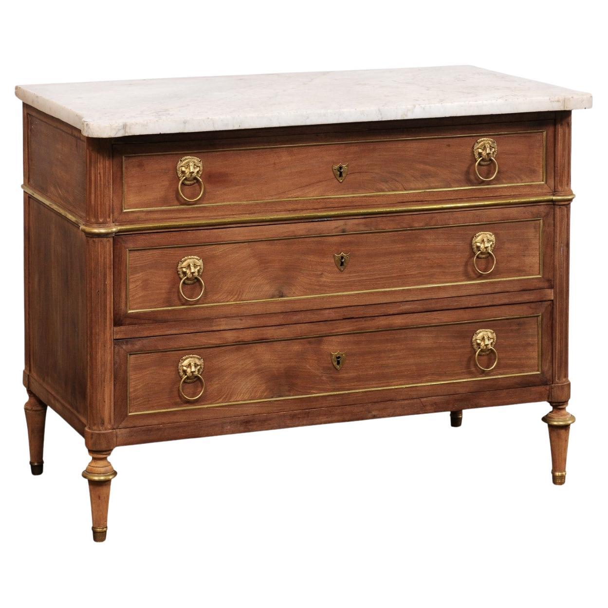 Commode neoclassico francese con piano in marmo, accenti in ottone e ferramenta a testa di leone in vendita