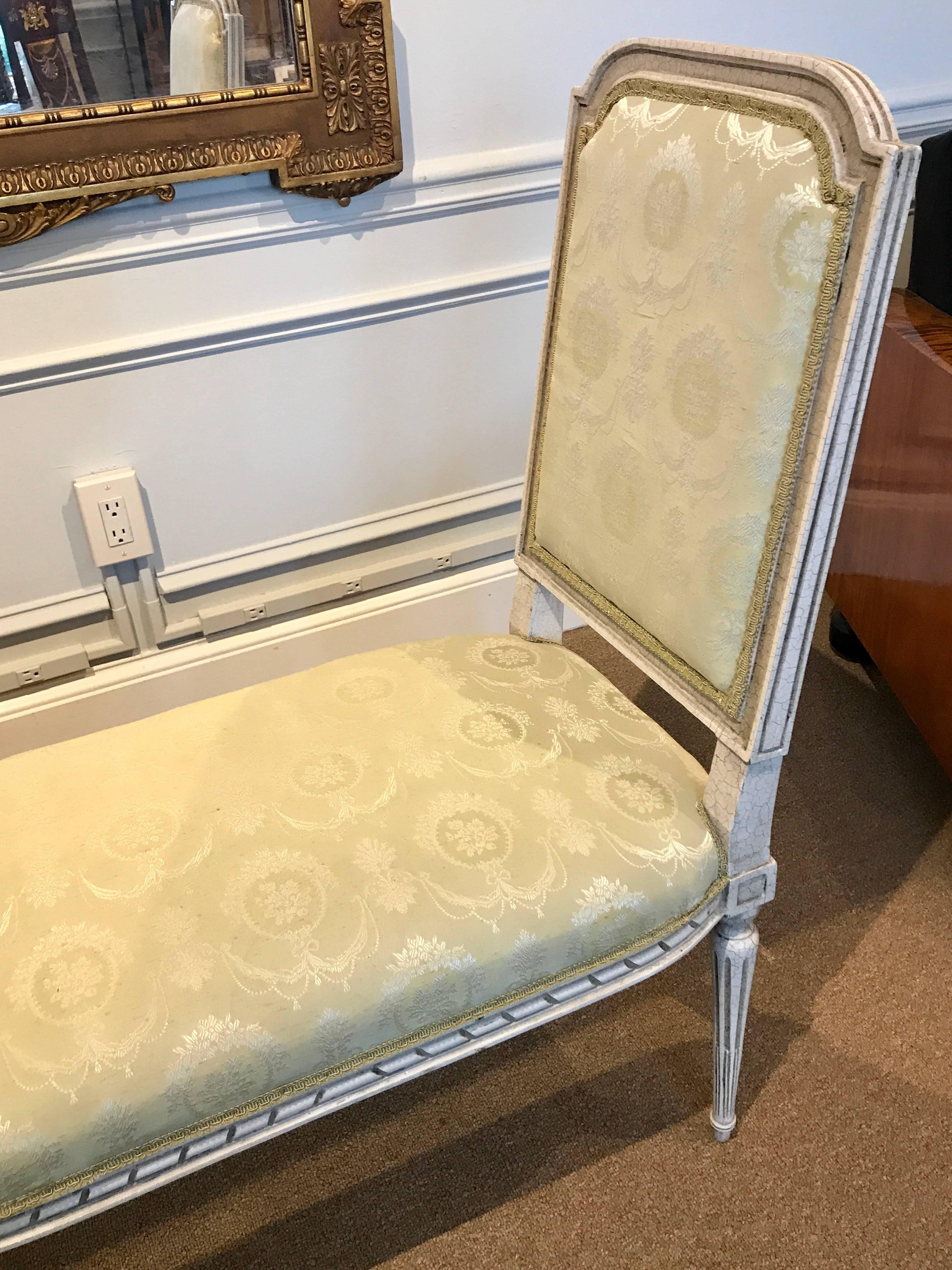 Neoclassico Panchina francese neoclassica dipinta di crema in vendita