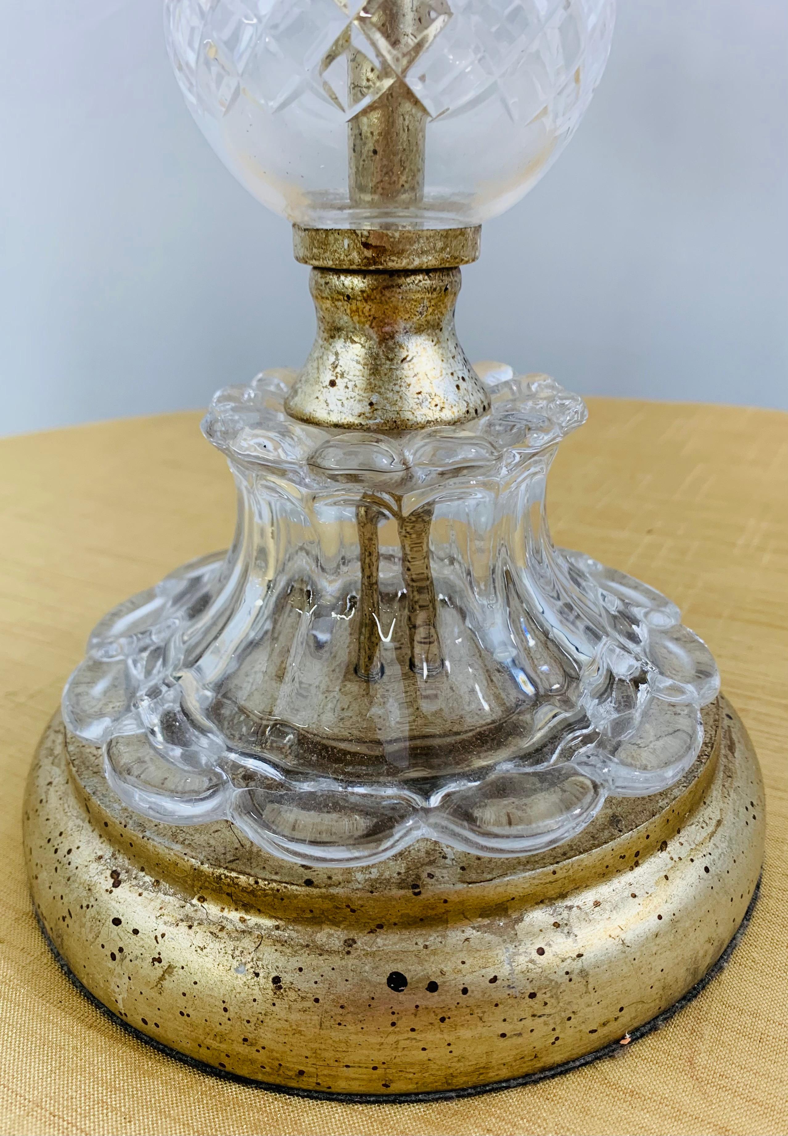 Metallo Girandola o lampada da tavolo francese in cristallo tagliato neoclassico in vendita