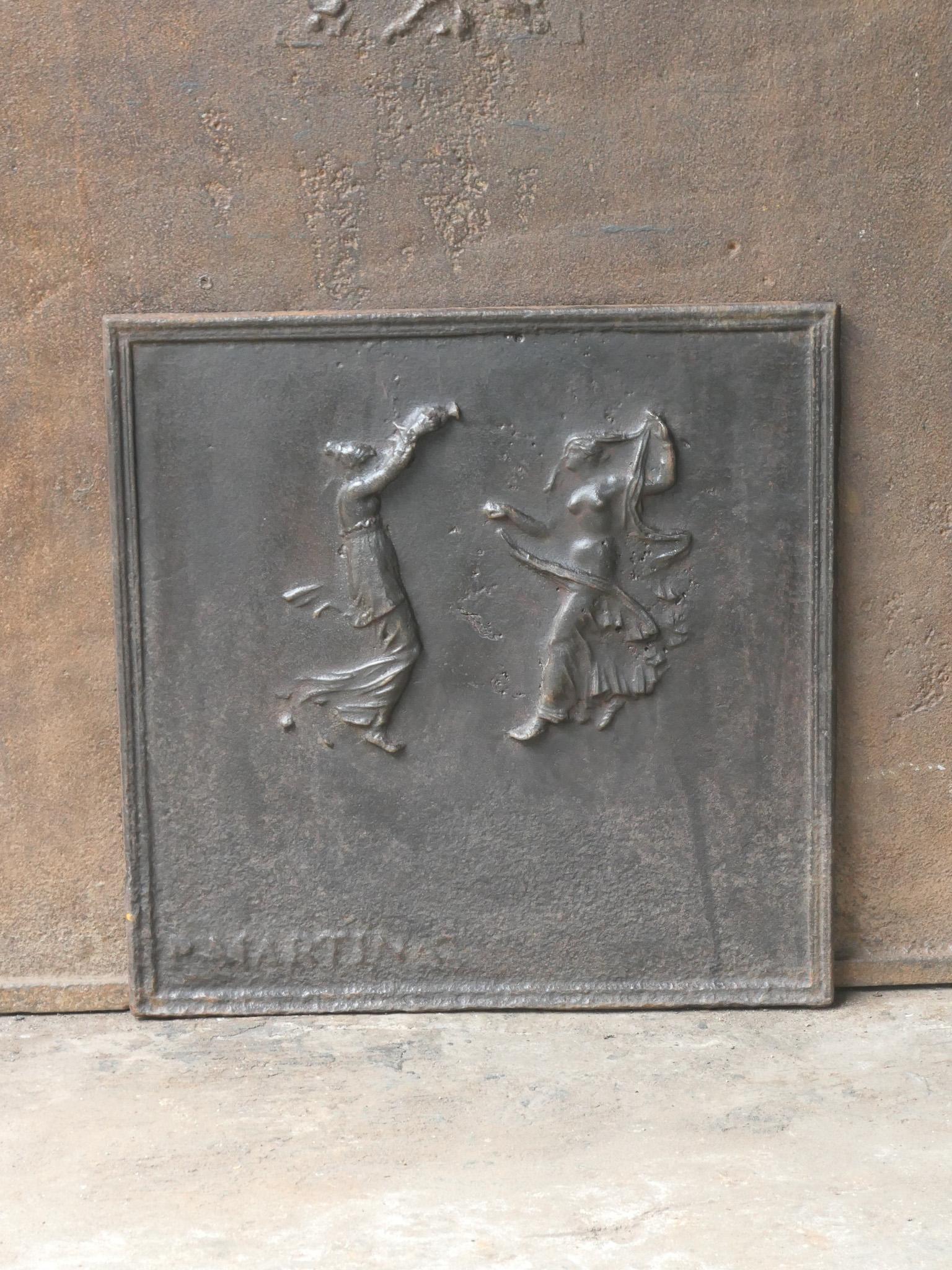 Caminetto francese del periodo neoclassico del XVIII-XIX secolo con due ballerine. Il parafuoco è firmato dal suo creatore A.P.C. C.

Lo schienale è in ghisa e presenta una patina marrone naturale. Su richiesta può essere realizzato in nero o peltro