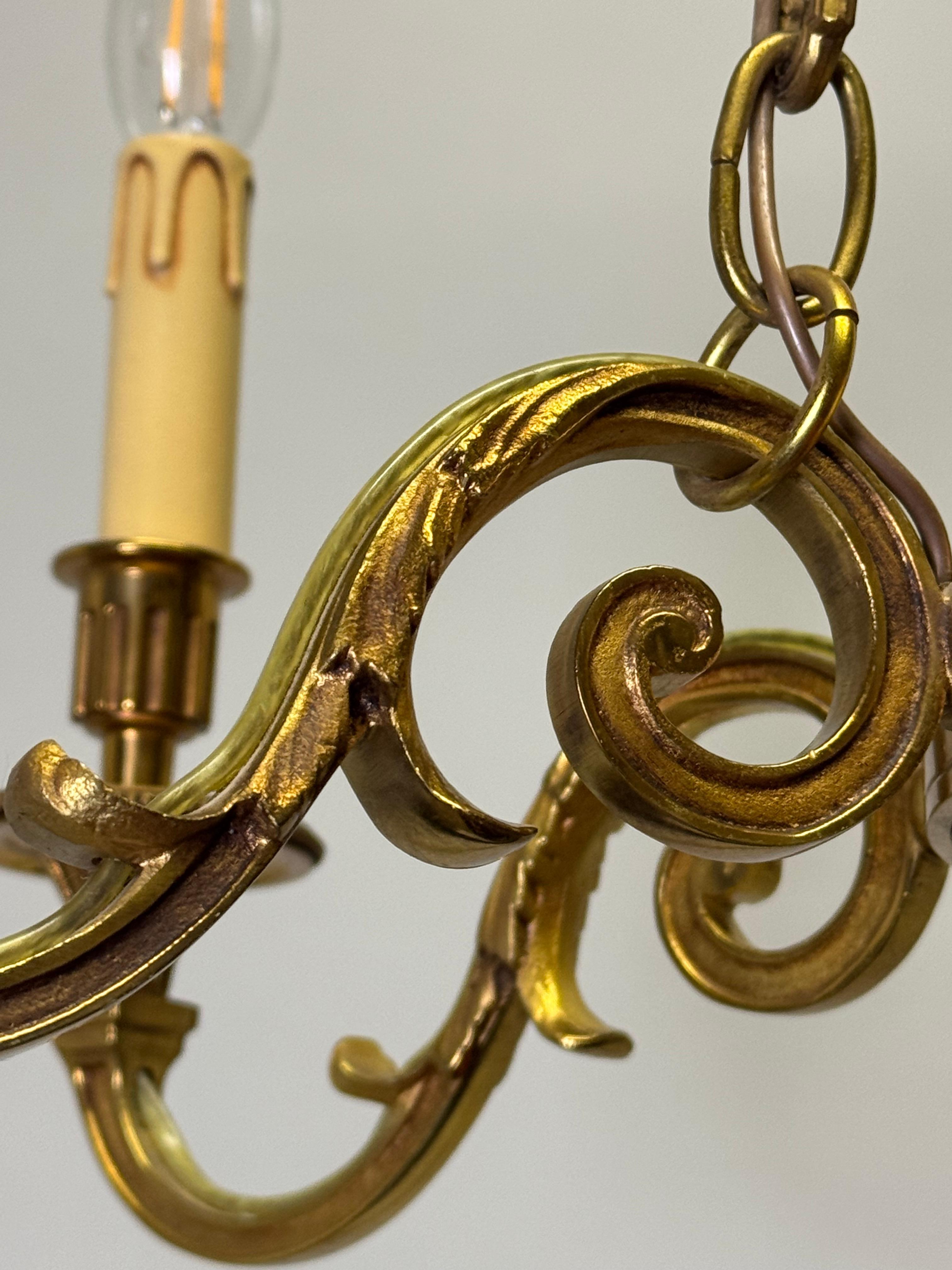 Französischer Kronleuchter im neoklassizistischen Empire-Stil aus Bronze von Lucien Gau, 1970er Jahre (Ende des 20. Jahrhunderts) im Angebot